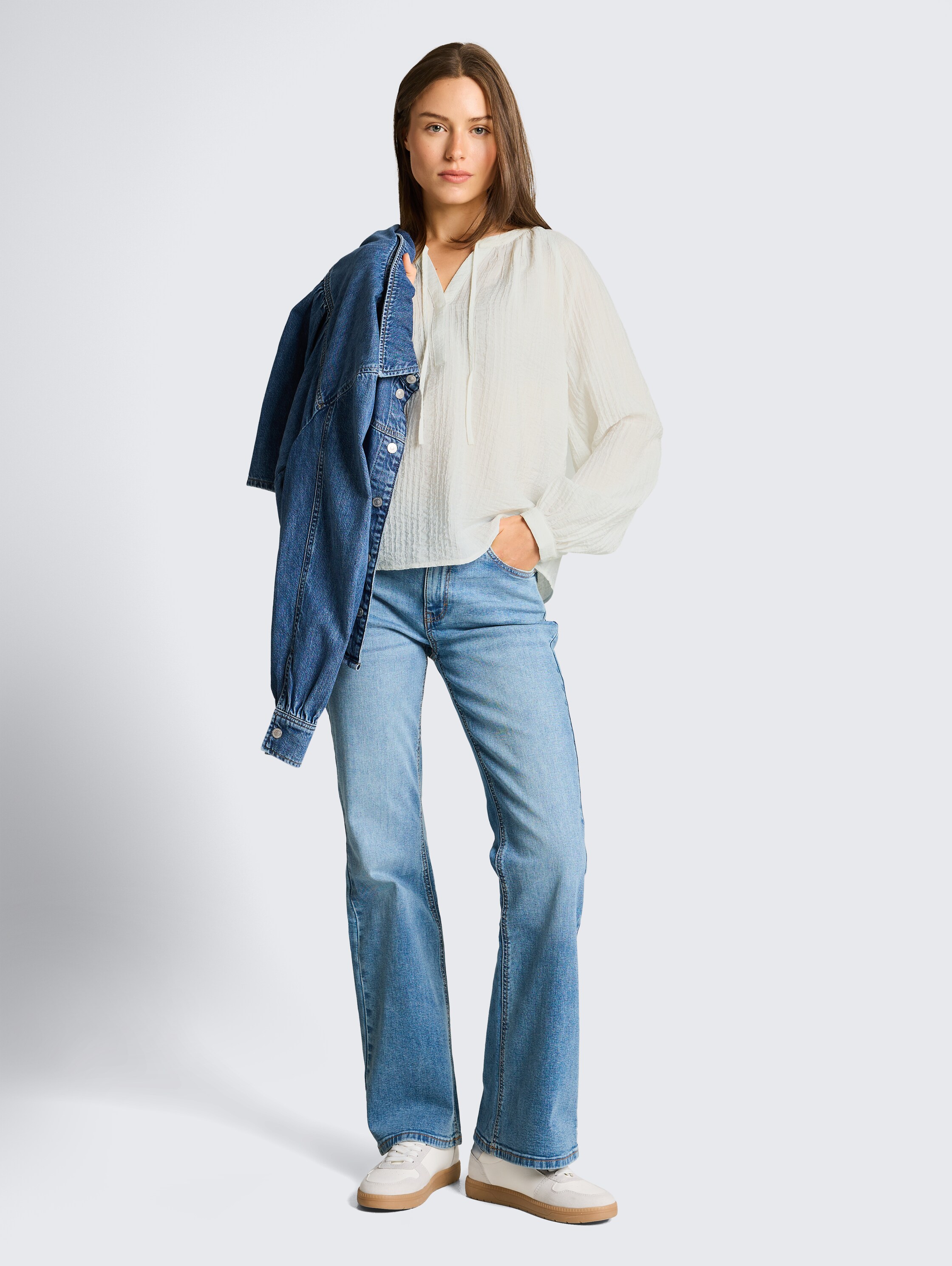 Chemisier froissé avec lien à nouer - Whisper White - Vue de face du modèle