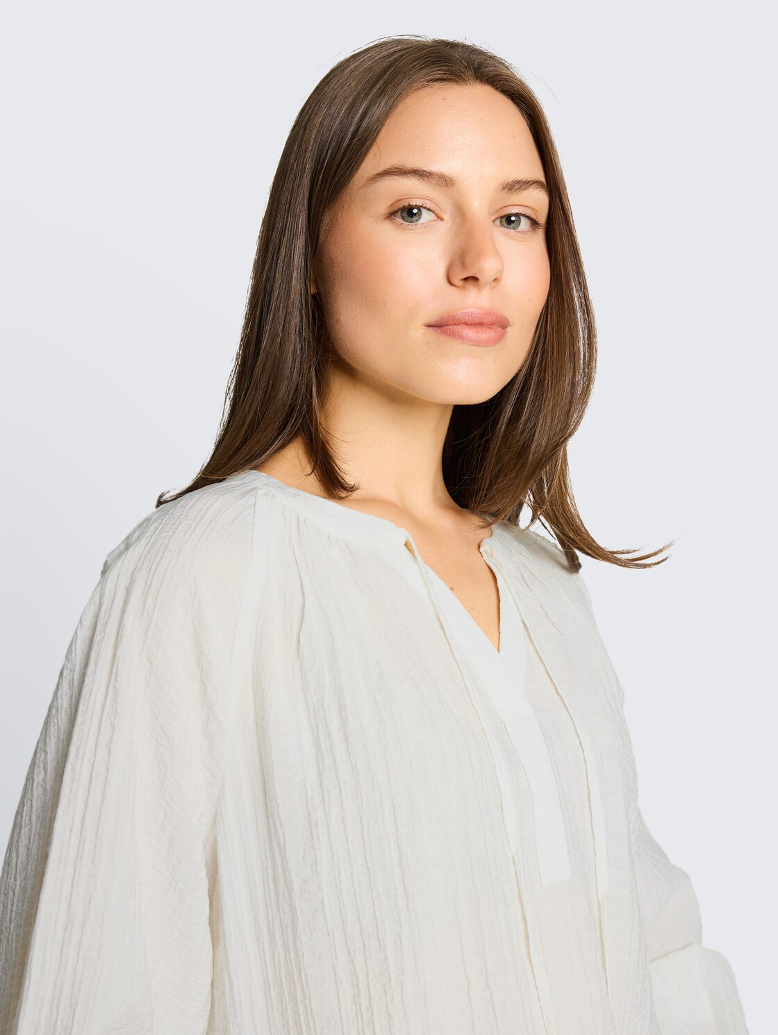 Crinkle Bluse mit Bindeband - Whisper White - Detail-Model-Ansicht