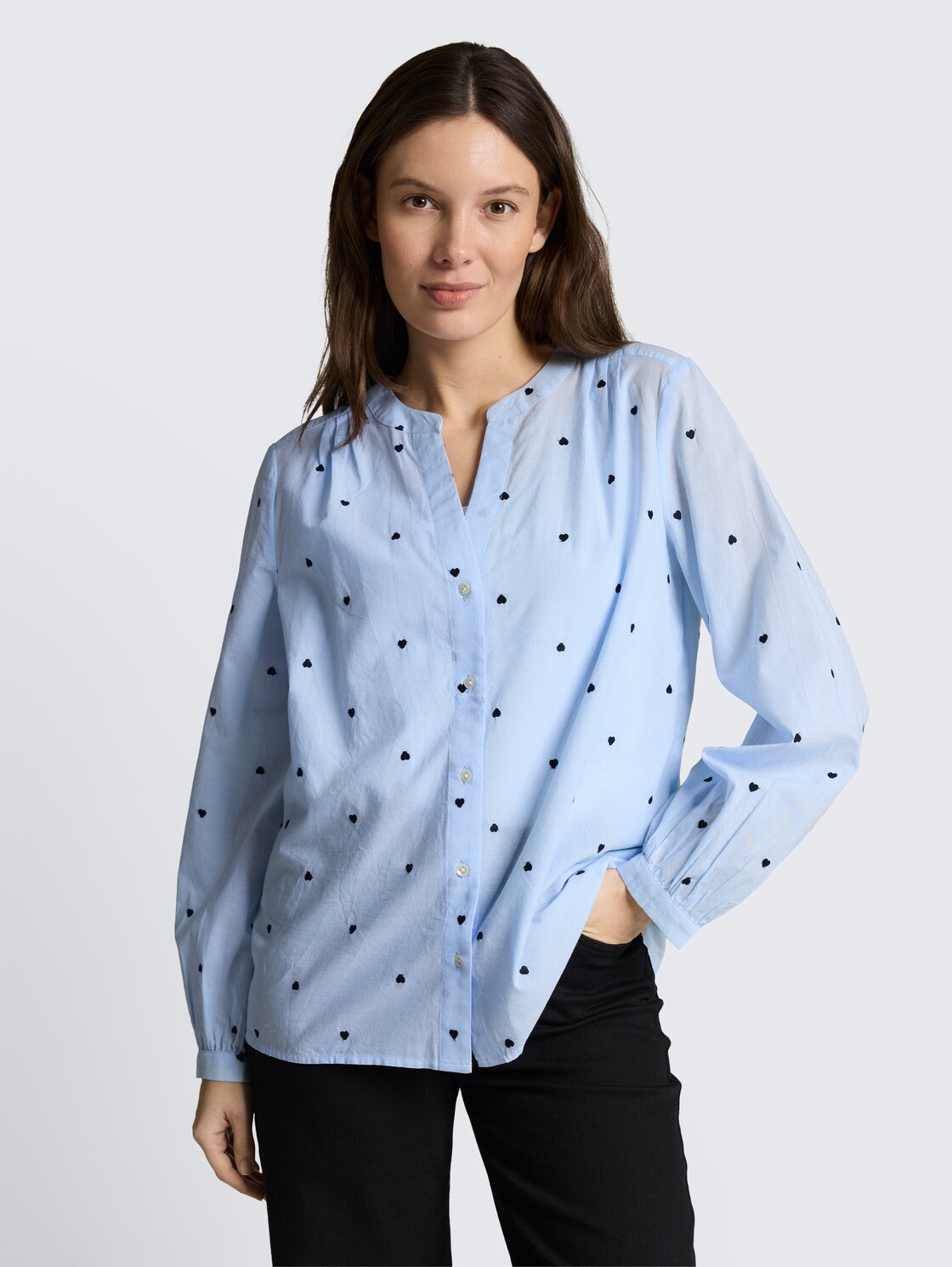 Bluse mit Herz-Stickerei - blue heart design - Ausschnitt Model-Vorderansicht