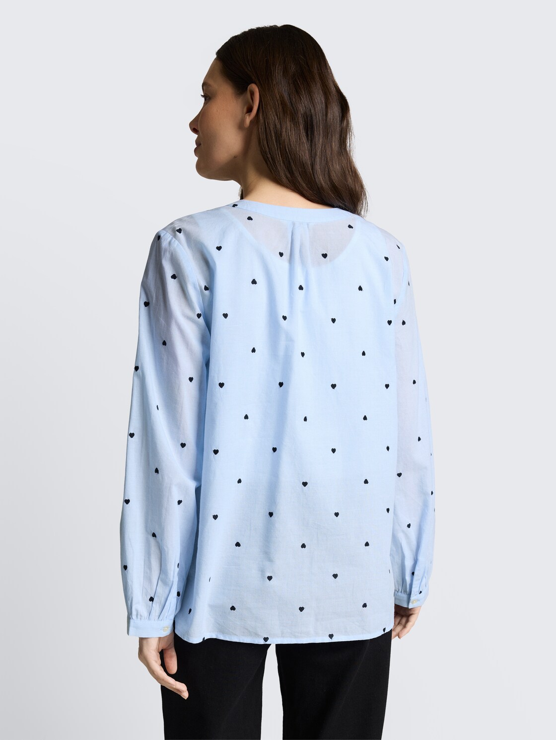 Bluse mit Herz-Stickerei - blue heart design - Auschnitt Model-Rückansicht