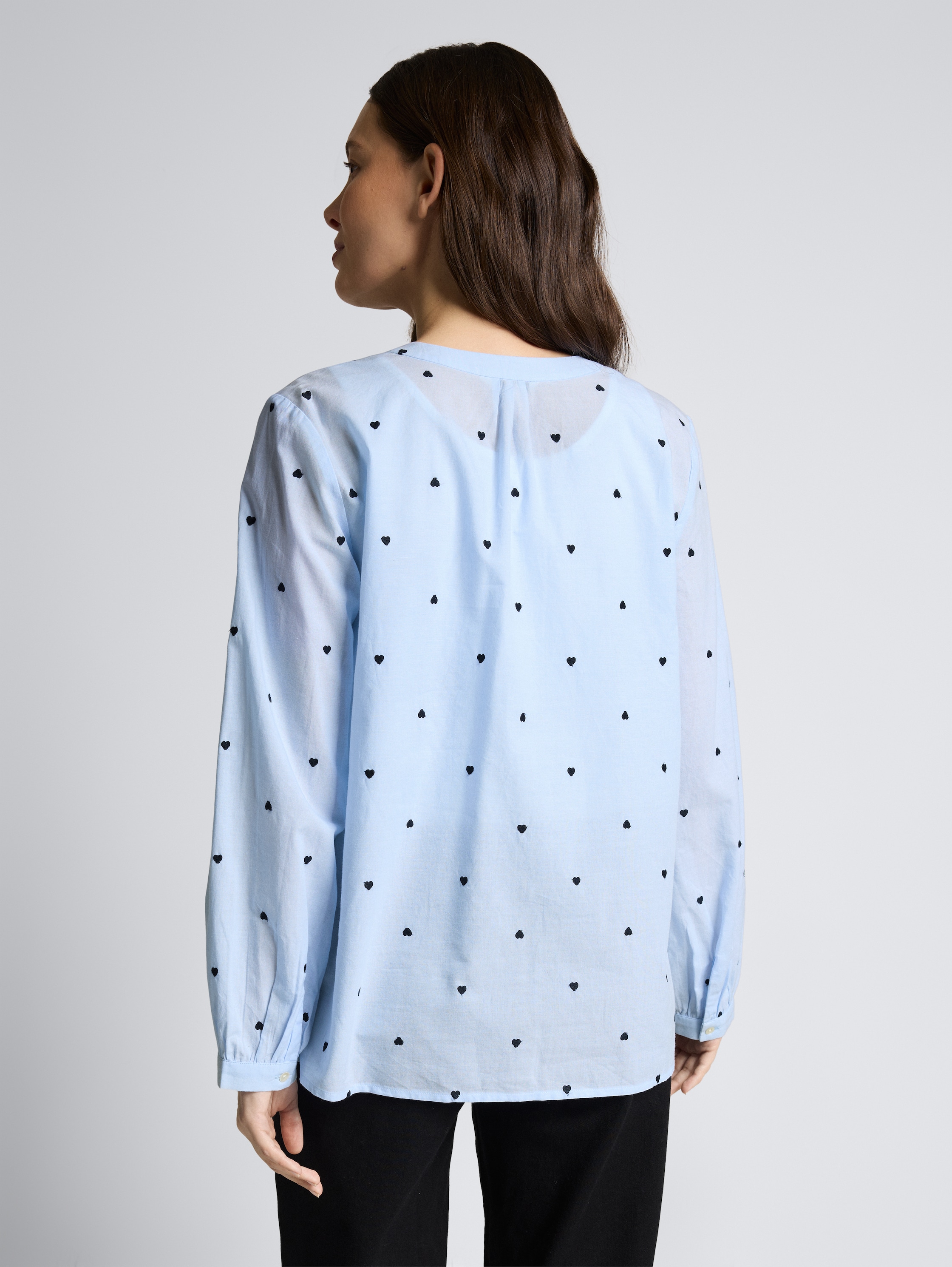 Bluse mit Herz-Stickerei - blue heart design - Auschnitt Model-Rückansicht