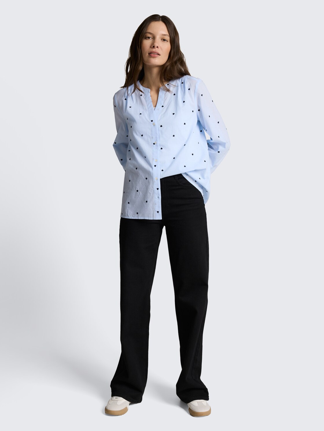 Bluse mit Herz-Stickerei - blue heart design - Model-Vorderansicht