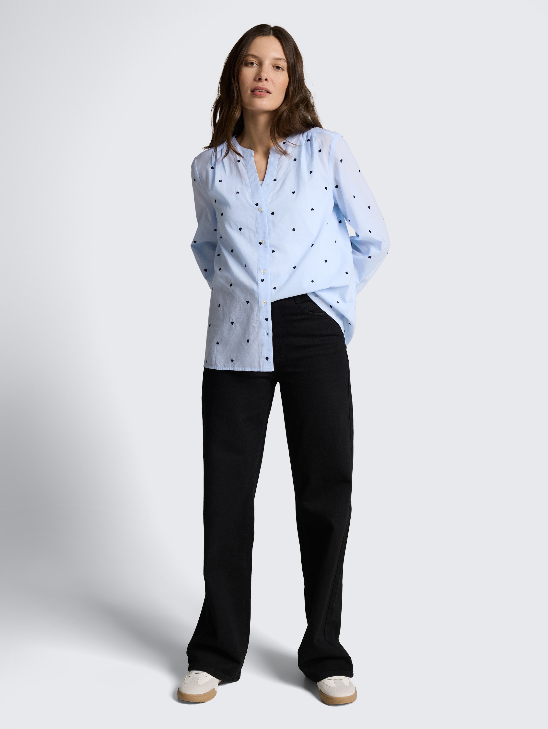 Bluse mit Herz-Stickerei - blue heart design - Model-Vorderansicht