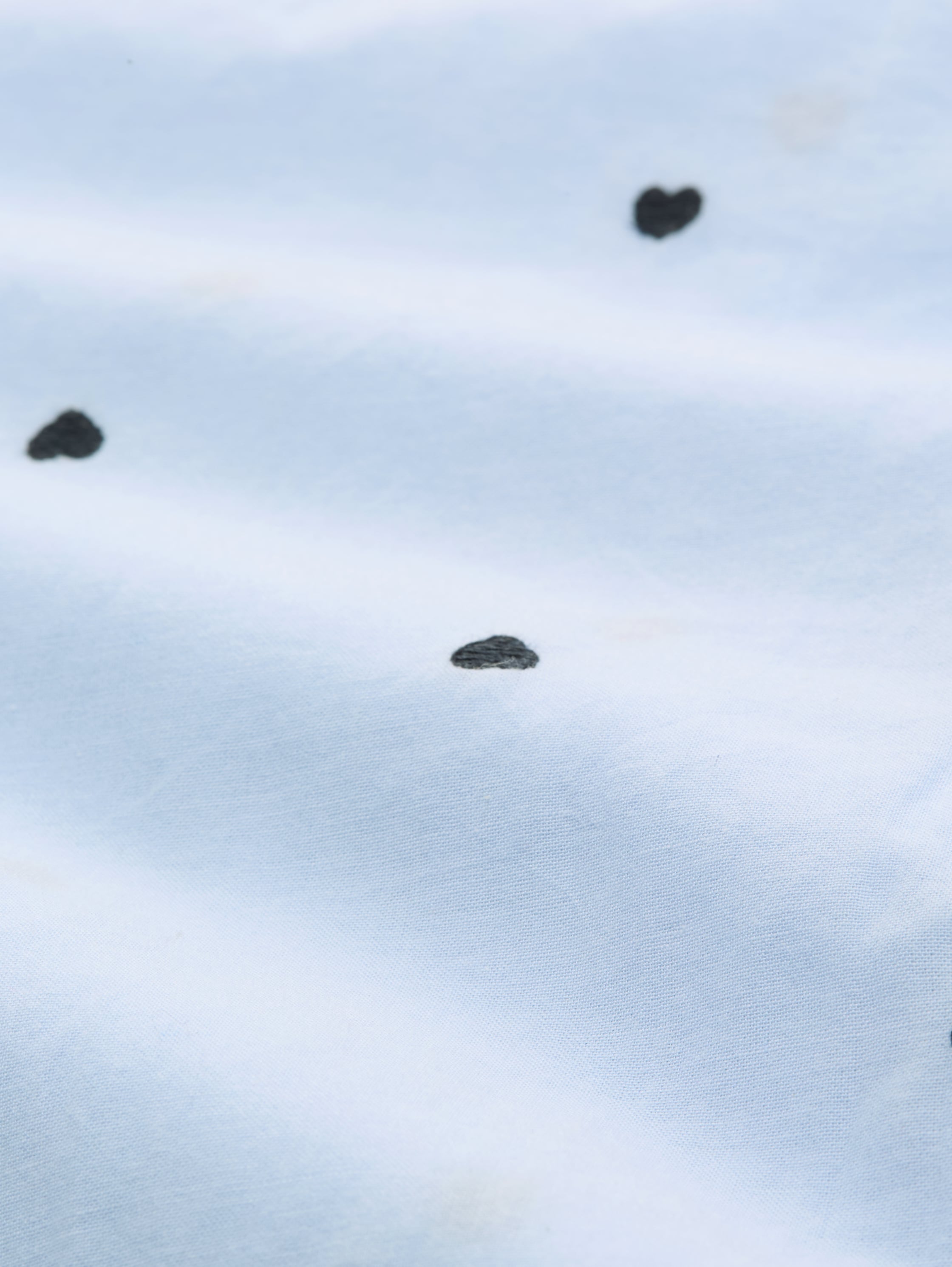 Bluse mit Herz-Stickerei - blue heart design - Material-Ansicht