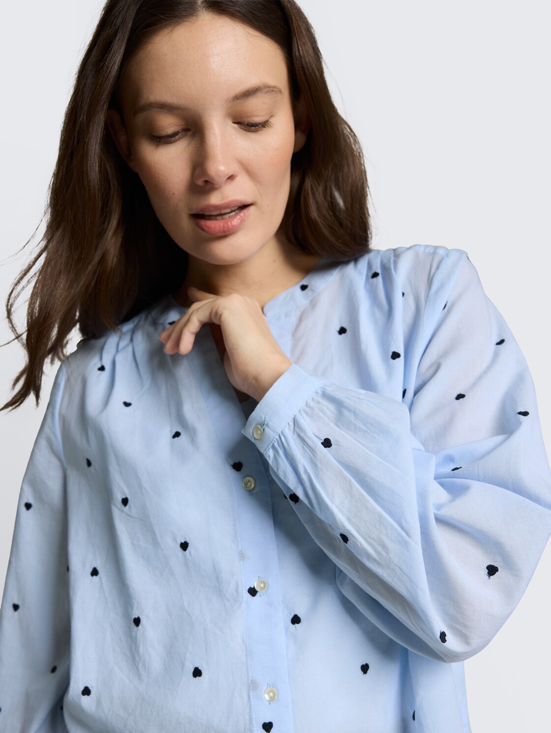 Bluse mit Herz-Stickerei - blue heart design - Detail-Model-Ansicht
