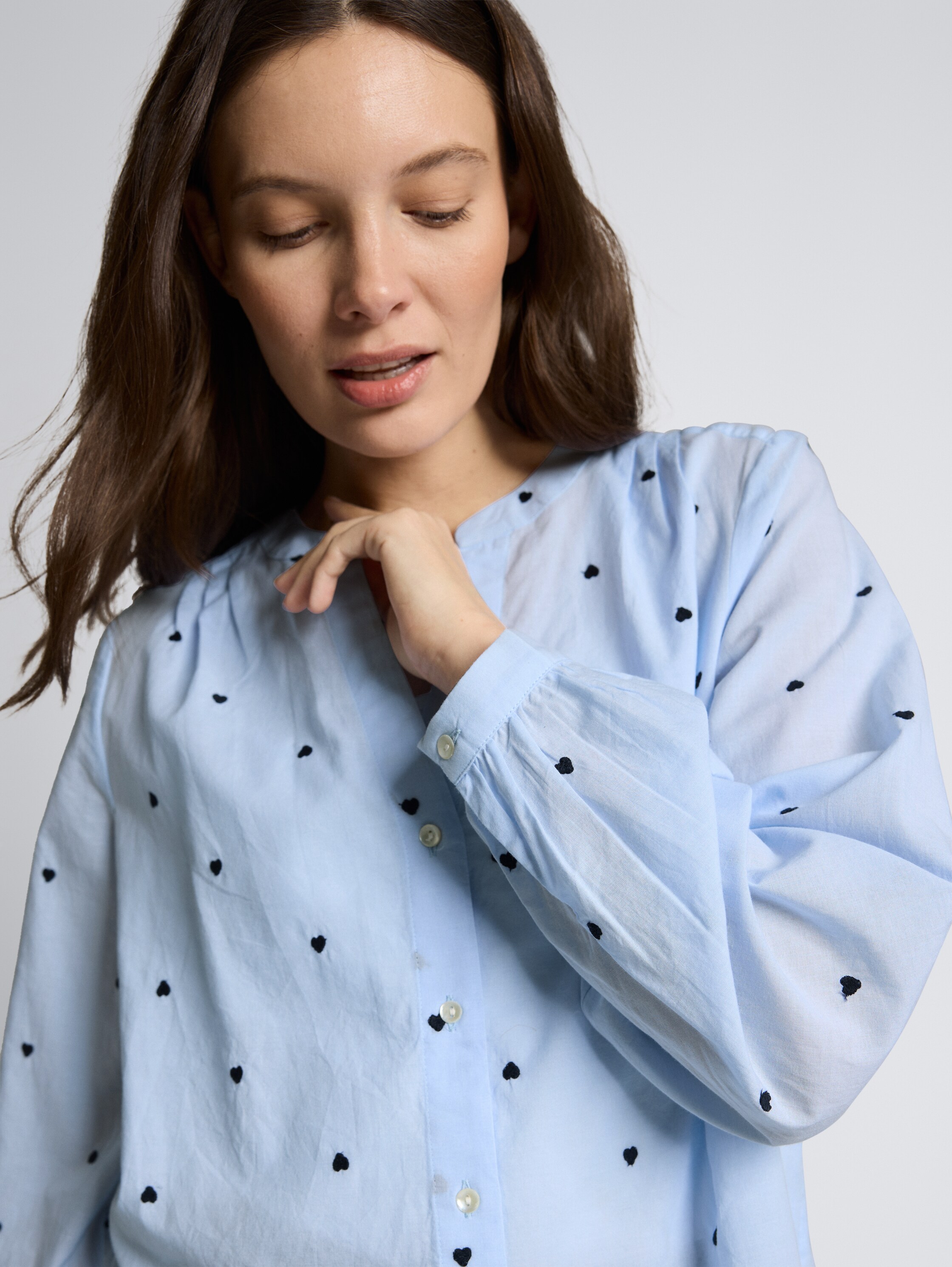 Bluse mit Herz-Stickerei - blue heart design - Detail-Model-Ansicht