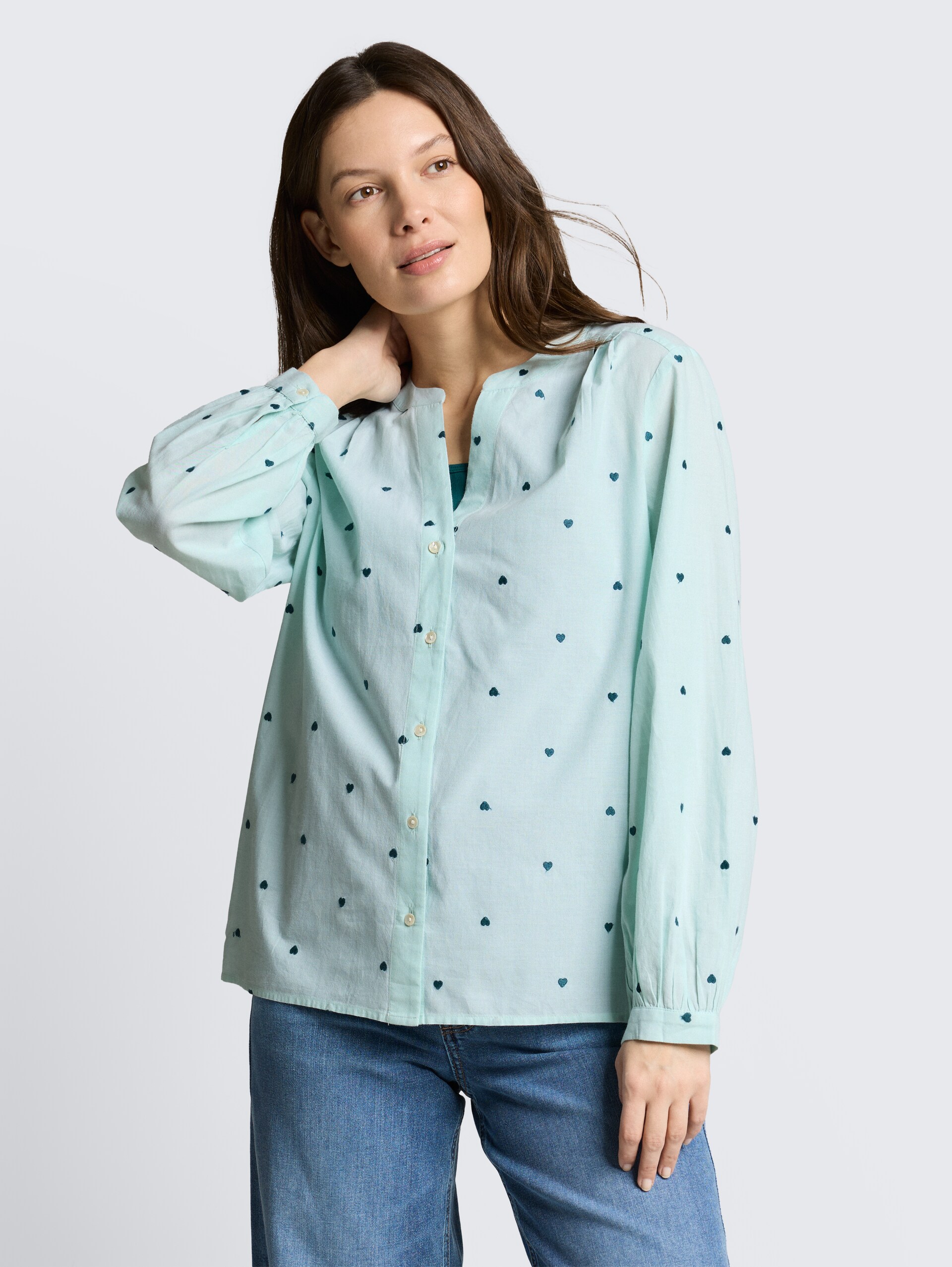 Bluse mit Herz-Stickerei - blue haze heart design - Ausschnitt Model-Vorderansicht