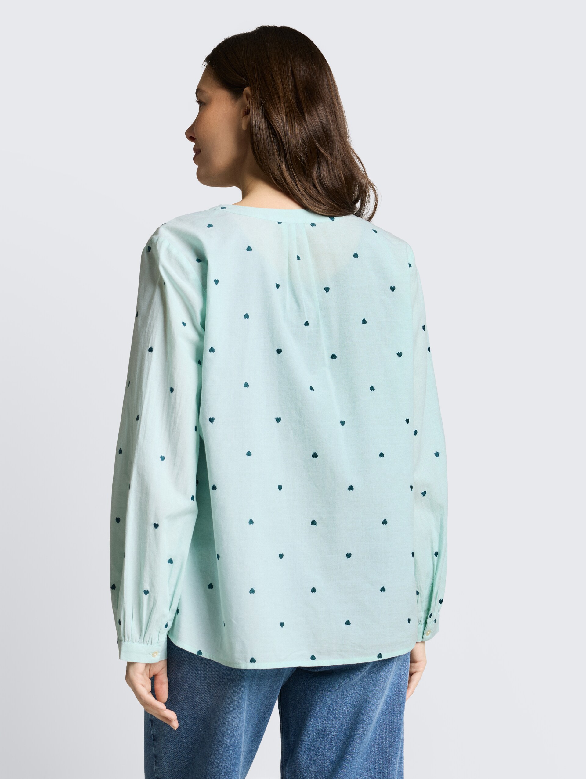 Bluse mit Herz-Stickerei - blue haze heart design - Auschnitt Model-Rückansicht
