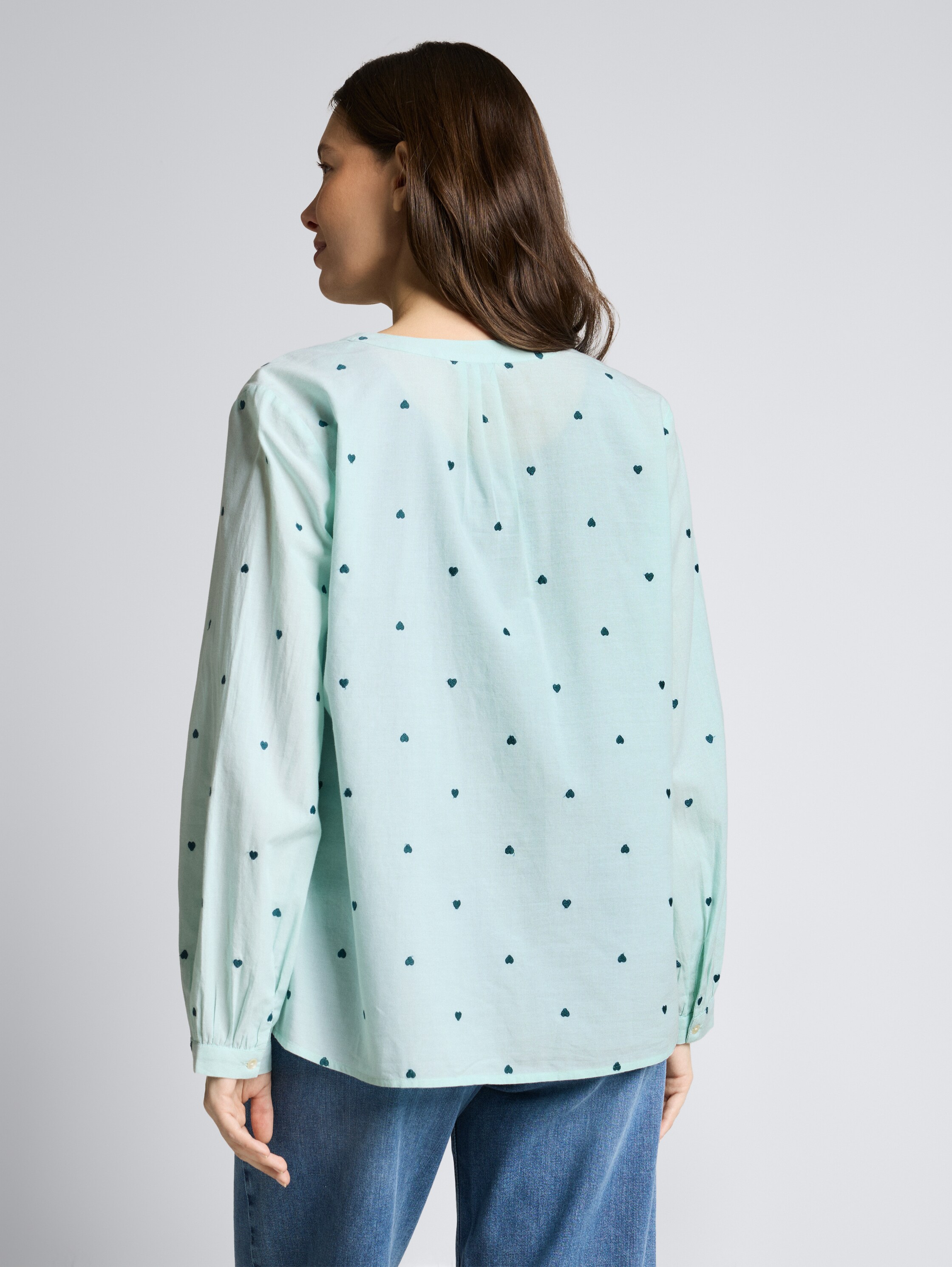 Bluse mit Herz-Stickerei - blue haze heart design - Auschnitt Model-Rückansicht