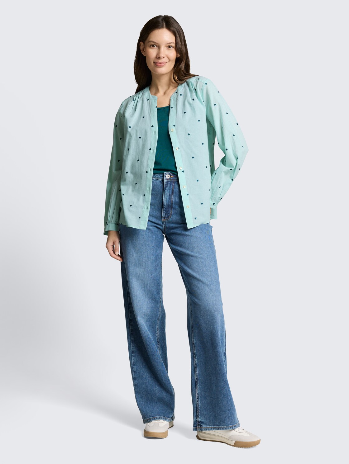 Bluse mit Herz-Stickerei - blue haze heart design - Model-Vorderansicht