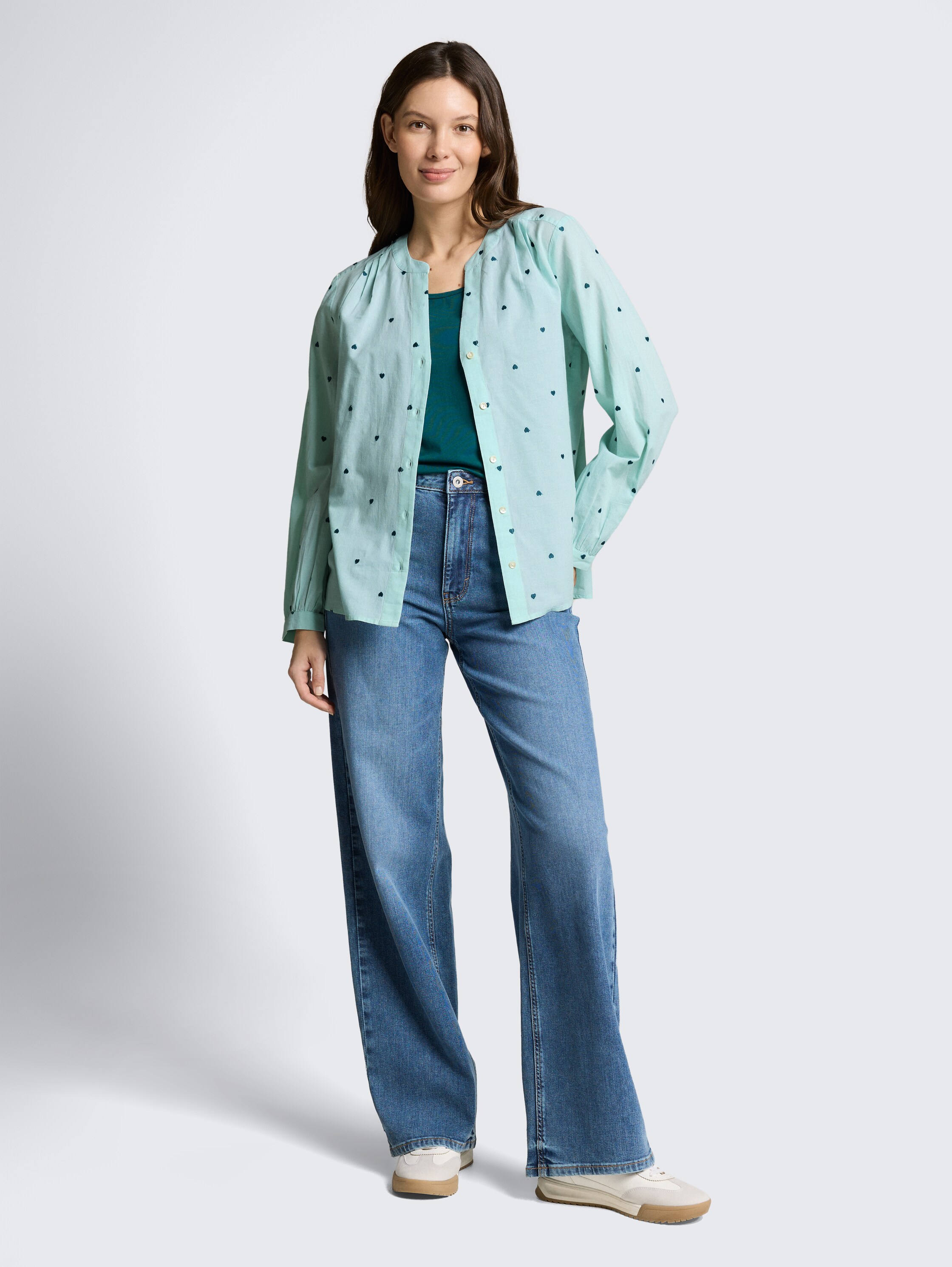 Bluse mit Herz-Stickerei - blue haze heart design - Model-Vorderansicht