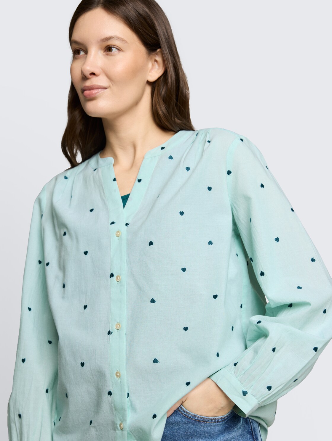 Bluse mit Herz-Stickerei - blue haze heart design - Detail-Model-Ansicht