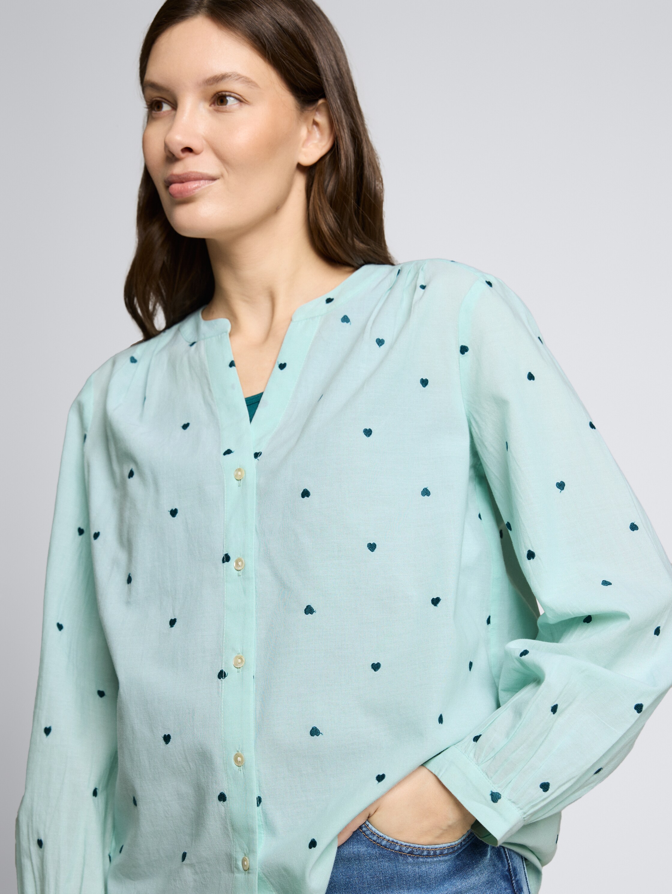 Bluse mit Herz-Stickerei - blue haze heart design - Detail-Model-Ansicht
