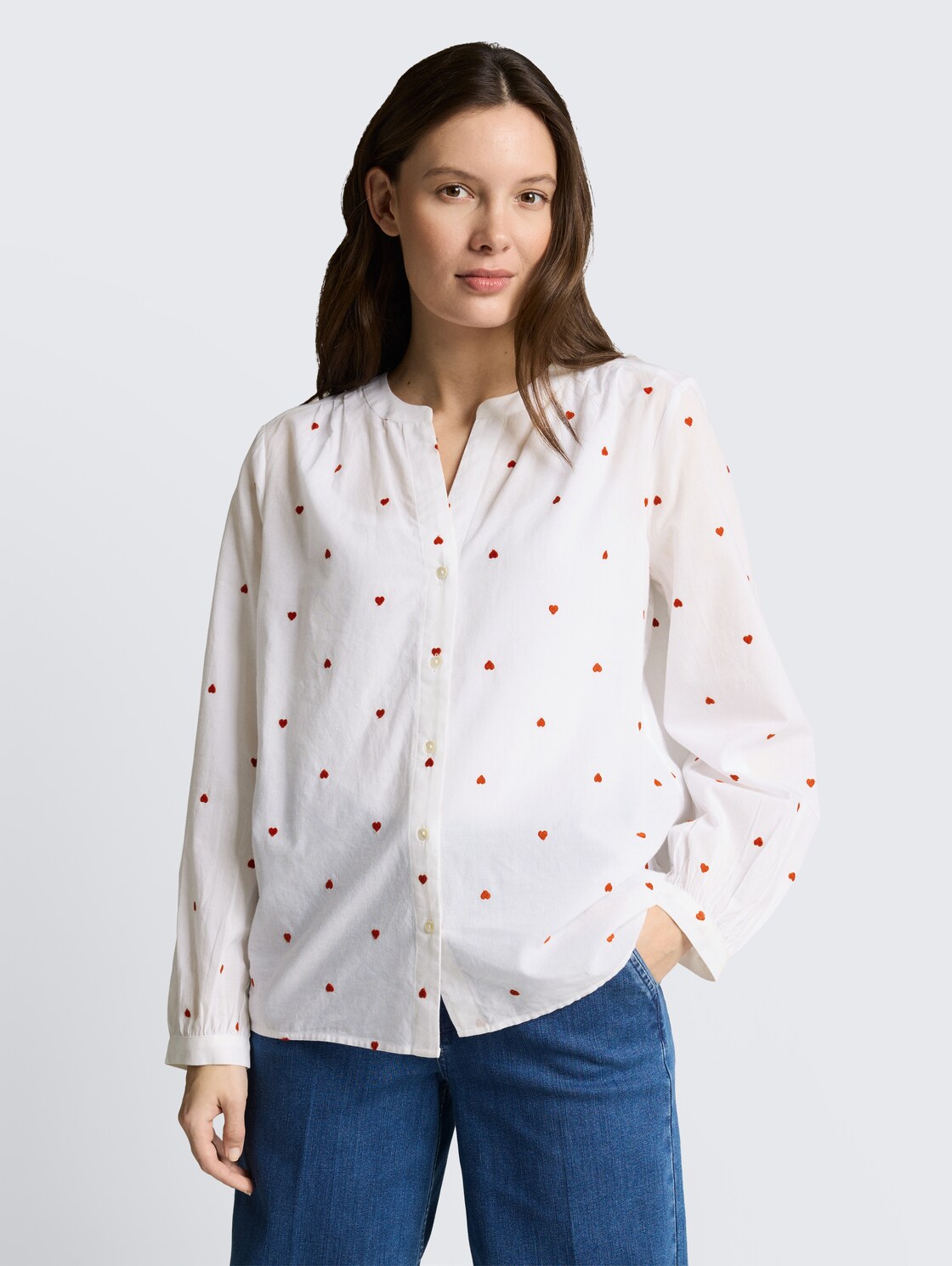 Bluse mit Herz-Stickerei - white red heart design - Ausschnitt Model-Vorderansicht