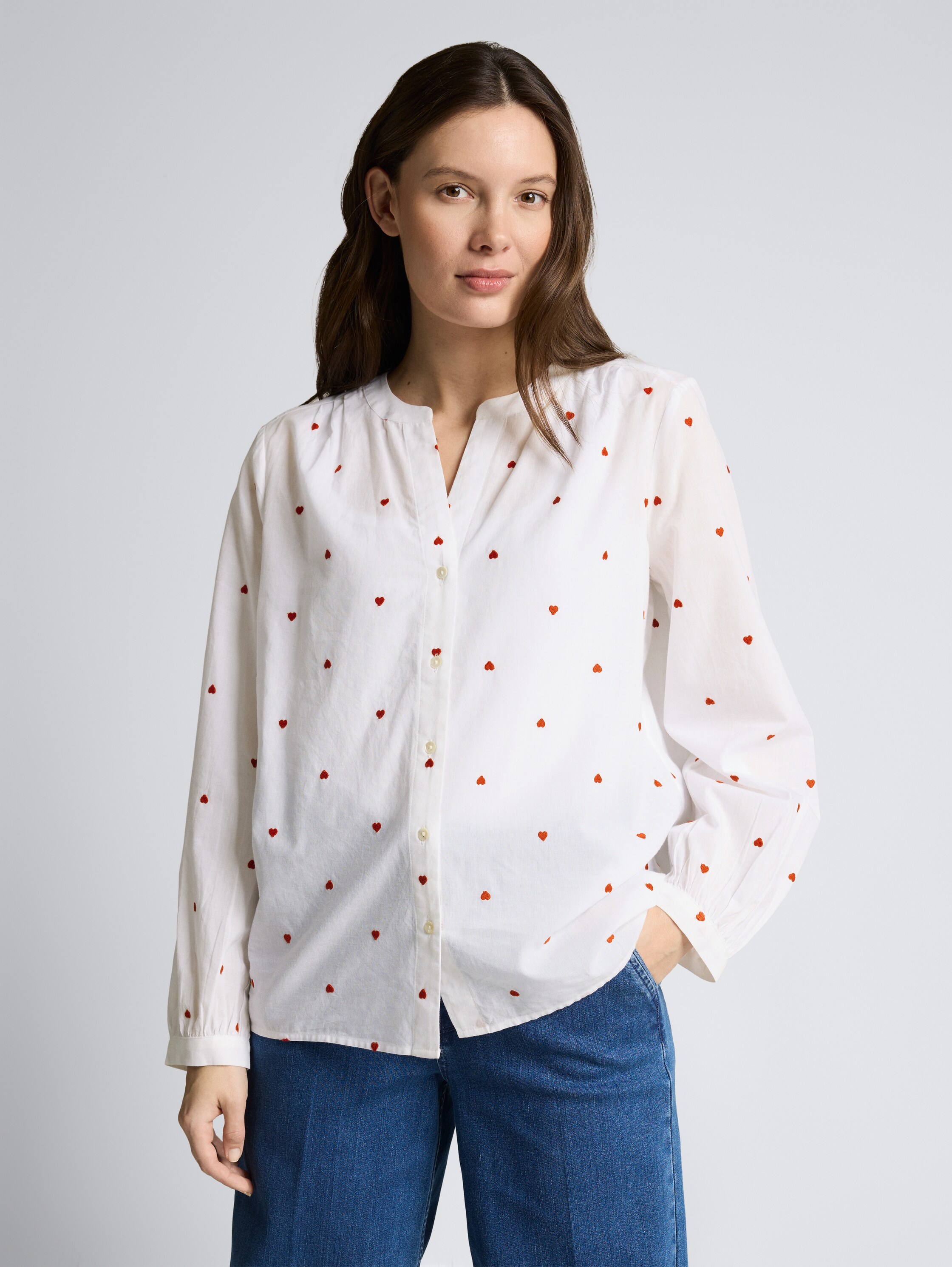 Blouse avec broderie en forme de cœur - white red heart design - Découpe Vue de face du modèle