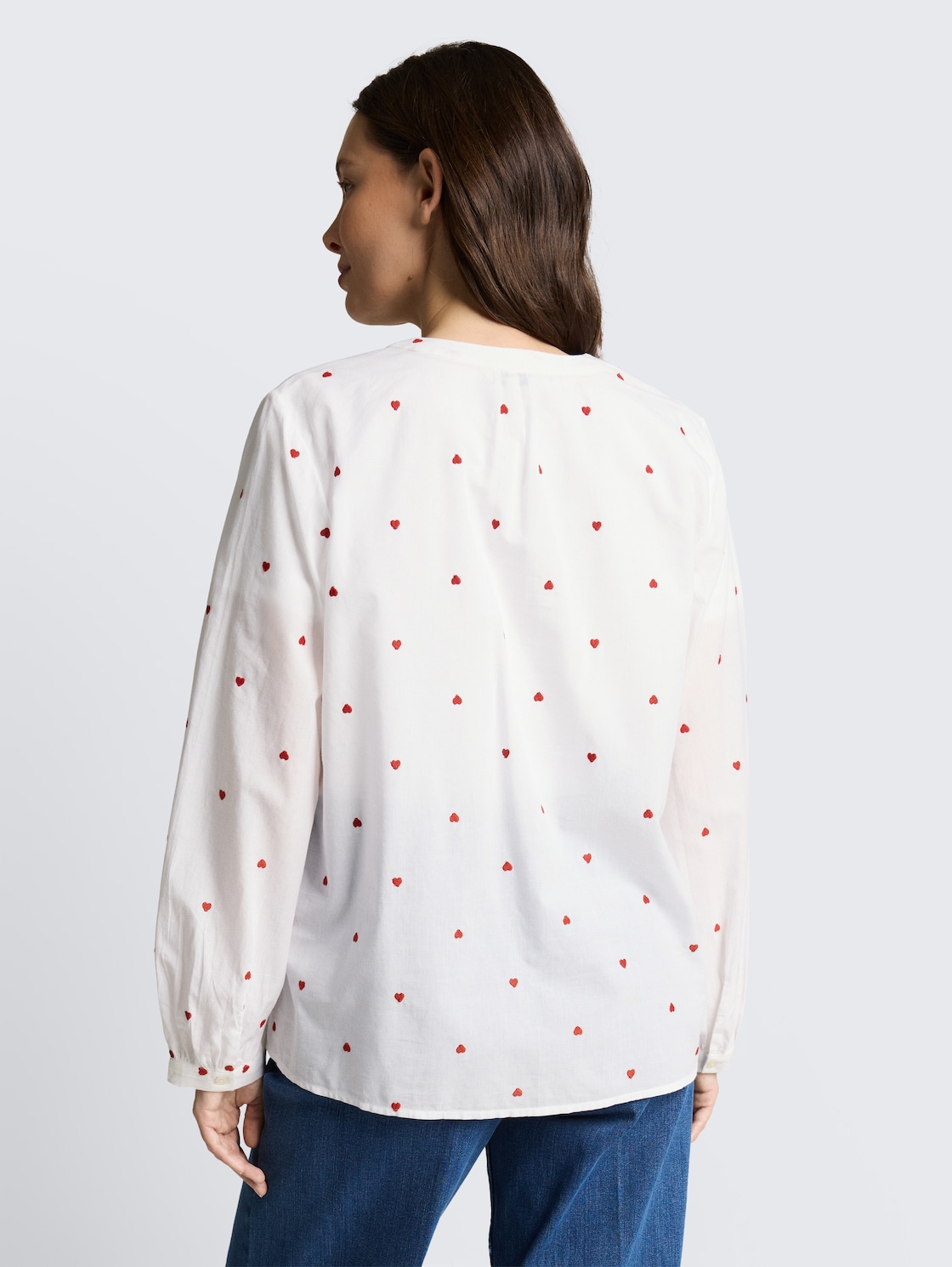 Bluse mit Herz-Stickerei - white red heart design - Auschnitt Model-Rückansicht