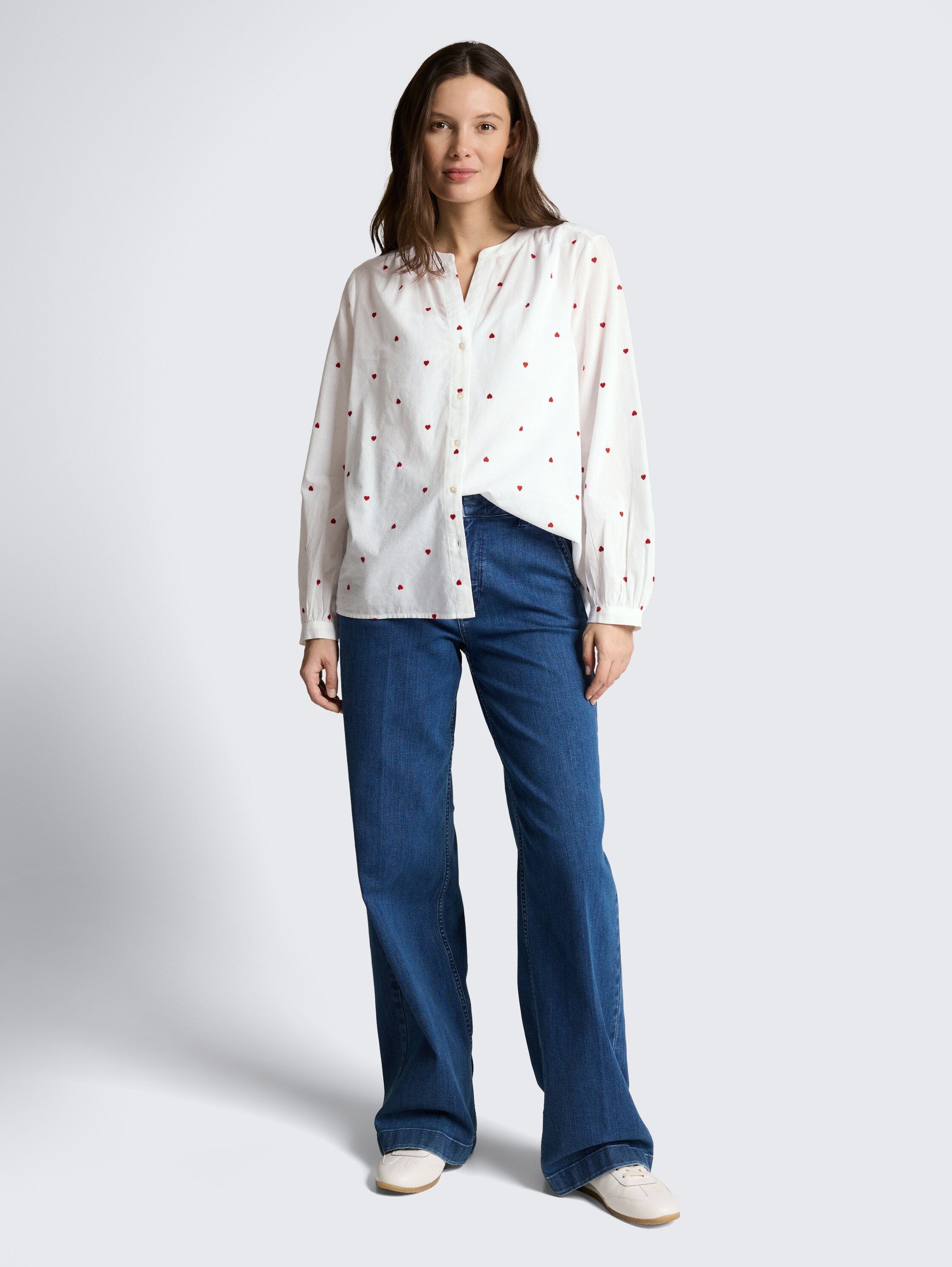Blouse avec broderie en forme de cœur - white red heart design - Vue de face du modèle