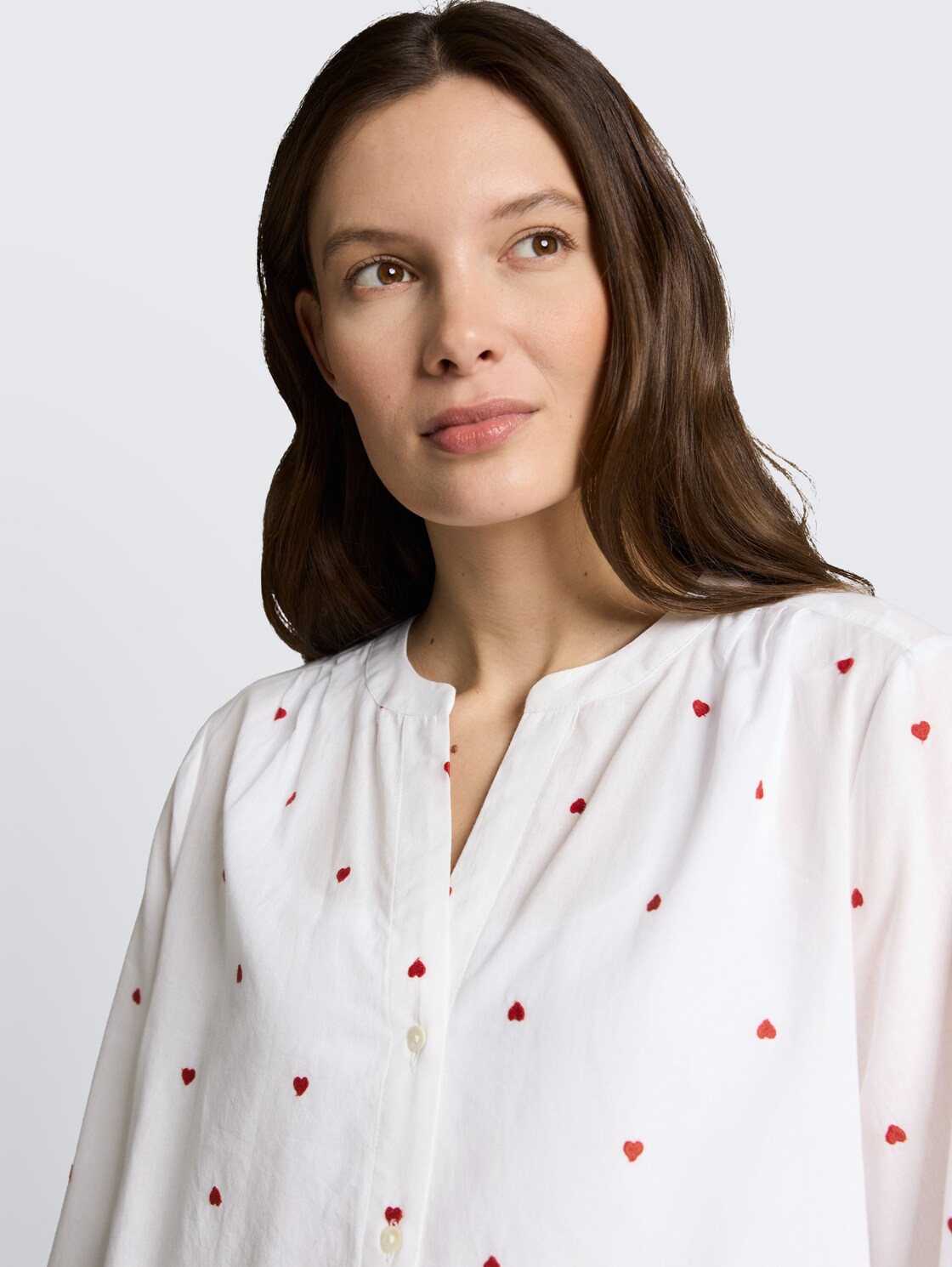 Bluse mit Herz-Stickerei - white red heart design - Detail-Model-Ansicht
