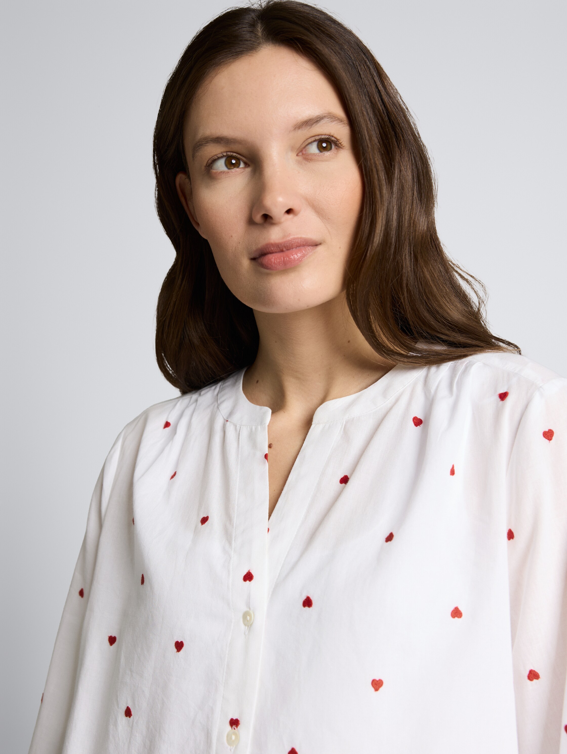 Blouse avec broderie en forme de cœur - white red heart design - Vue détaillée du modèle
