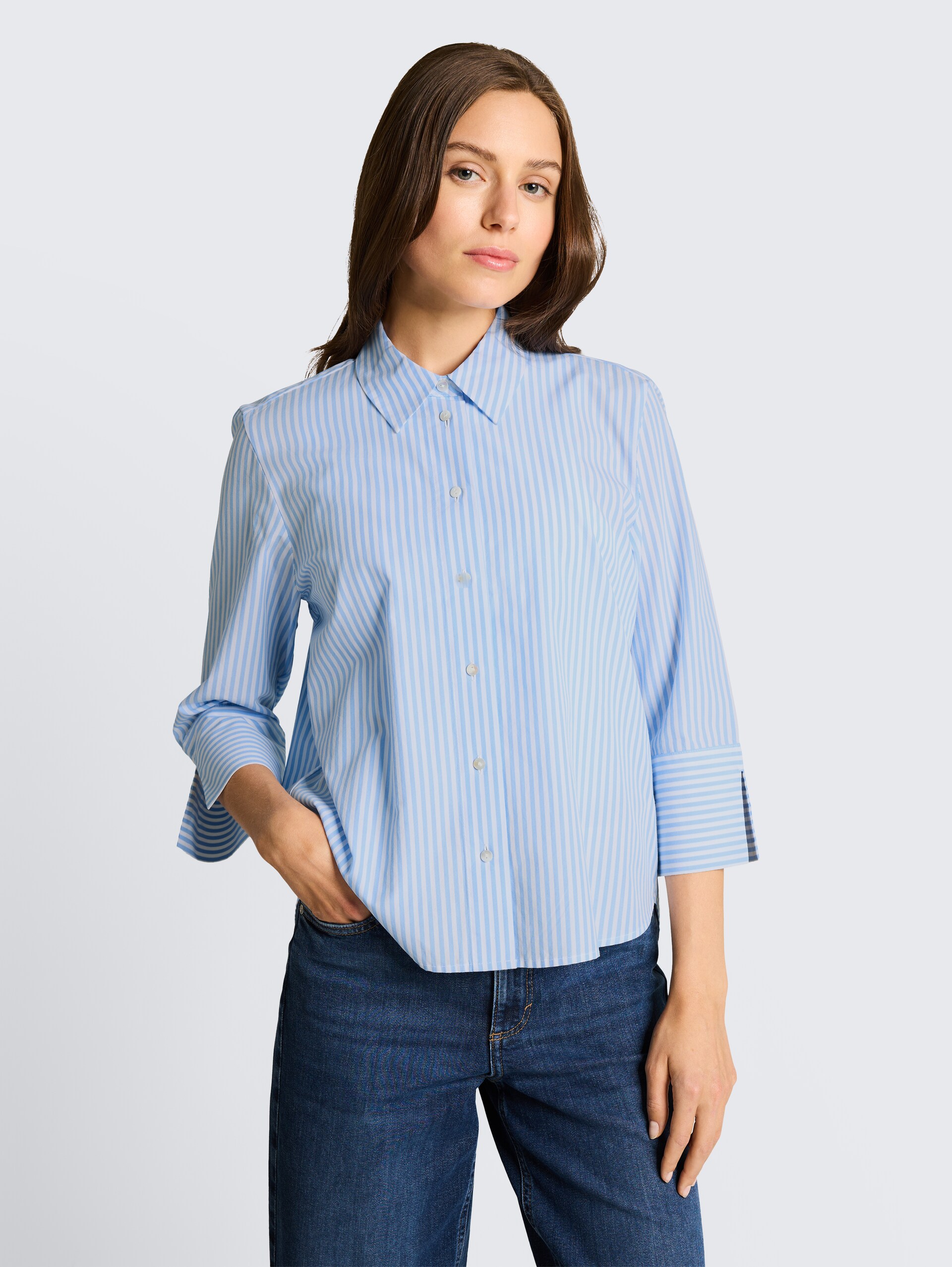 Popeline overhemdblouse met 3/4-mouwen - dreamy blue white small stripe - Nek model vooraanzicht
