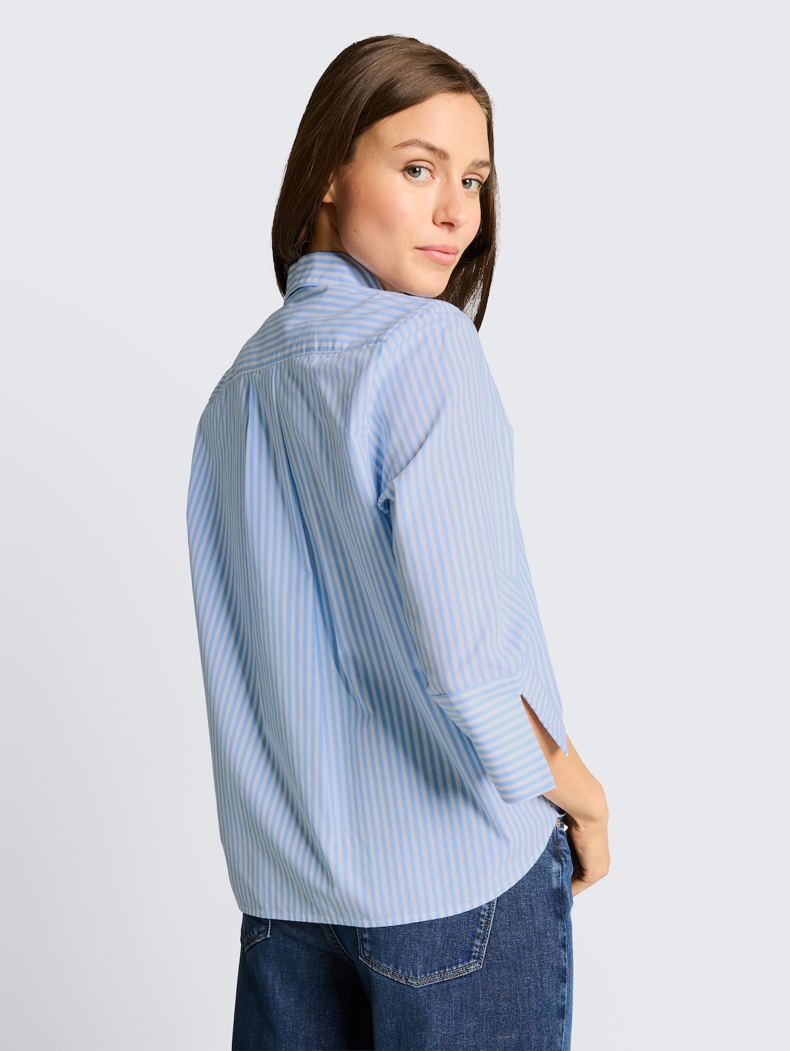 Popeline Hemdbluse mit 3/4-Arm - dreamy blue white small stripe - Auschnitt Model-Rückansicht