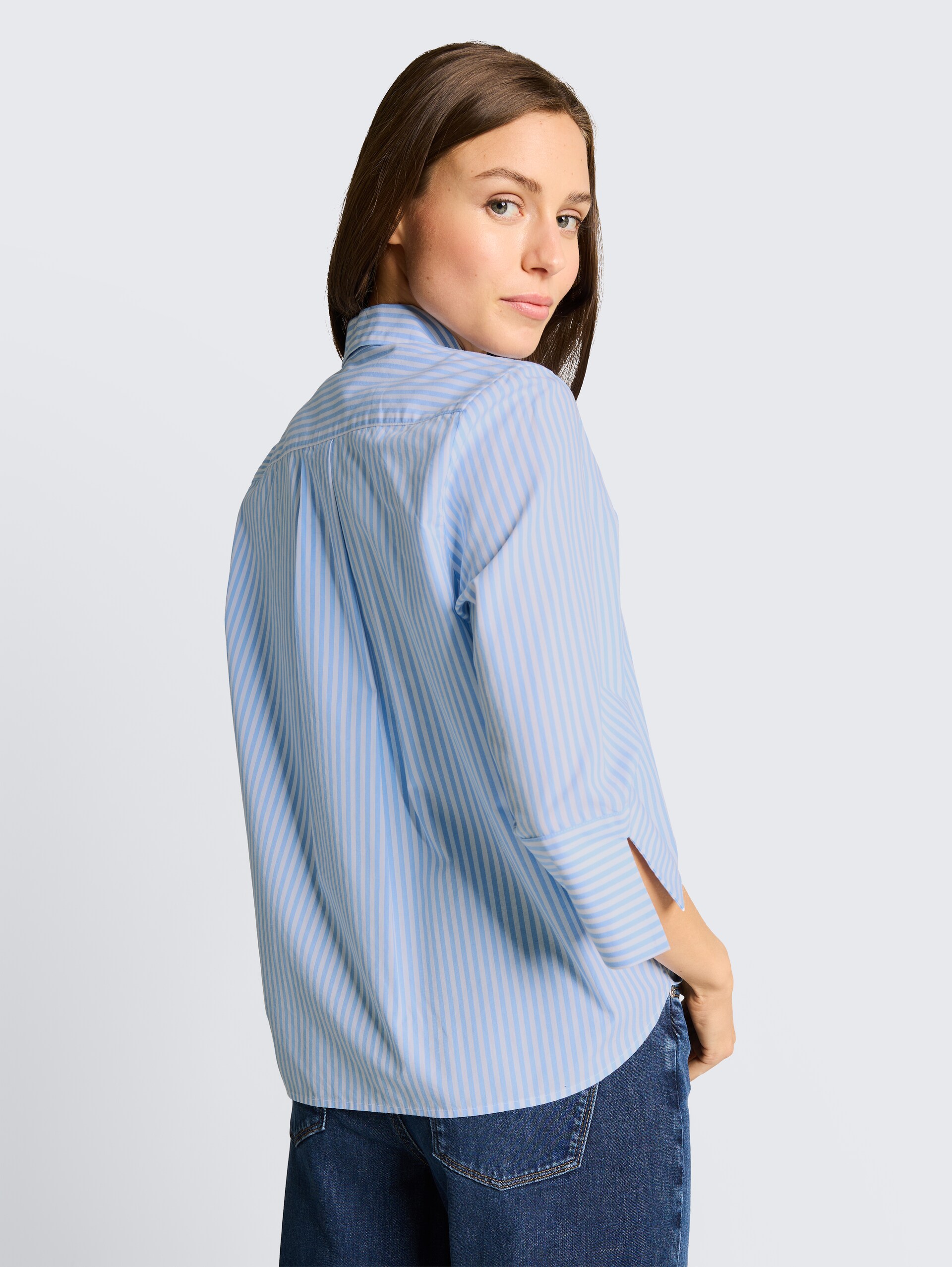 Popeline overhemdblouse met 3/4-mouwen - dreamy blue white small stripe - Neklijn model-achteraanzicht