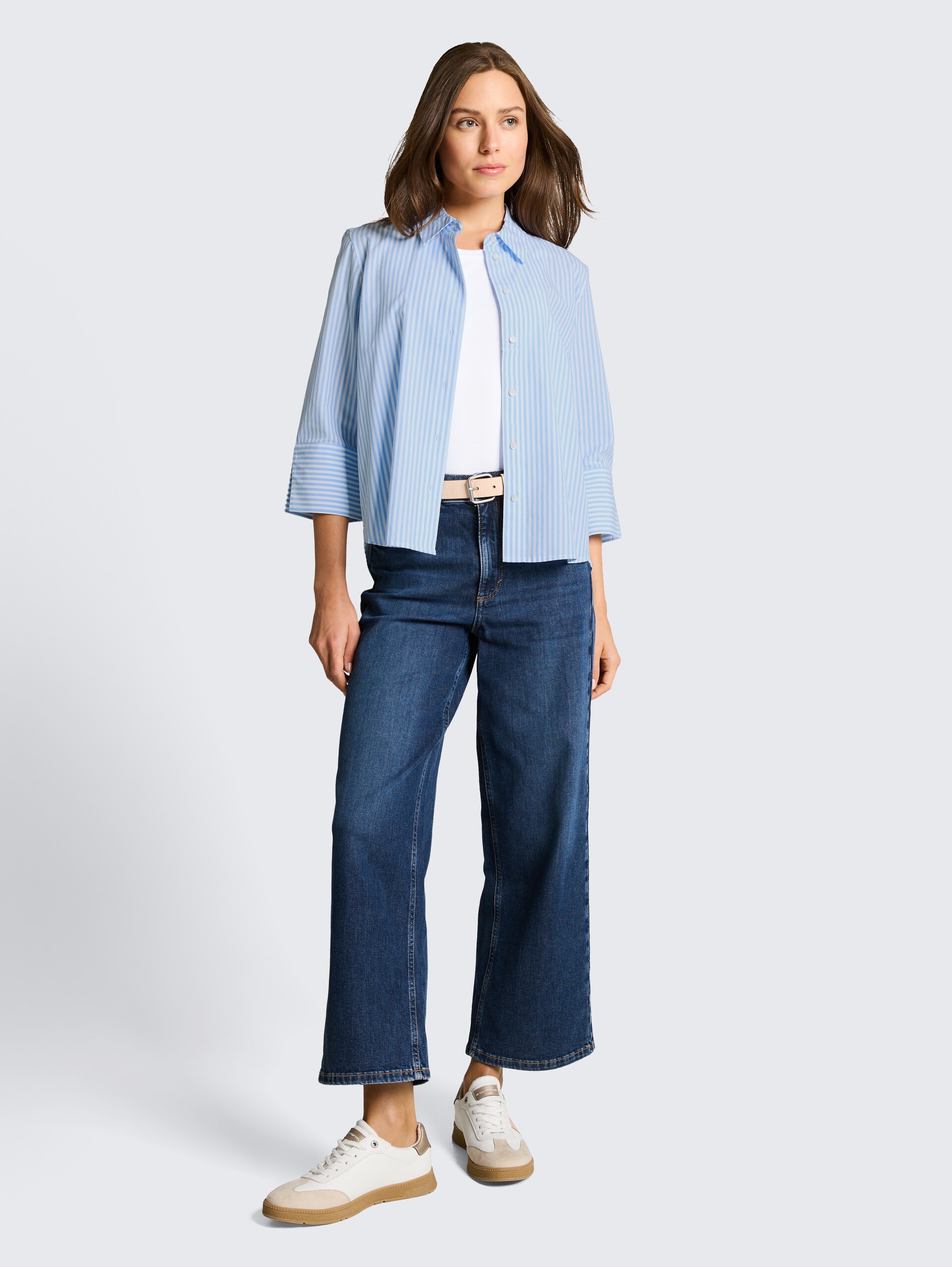 Popeline overhemdblouse met 3/4-mouwen - dreamy blue white small stripe - Model vooraanzicht