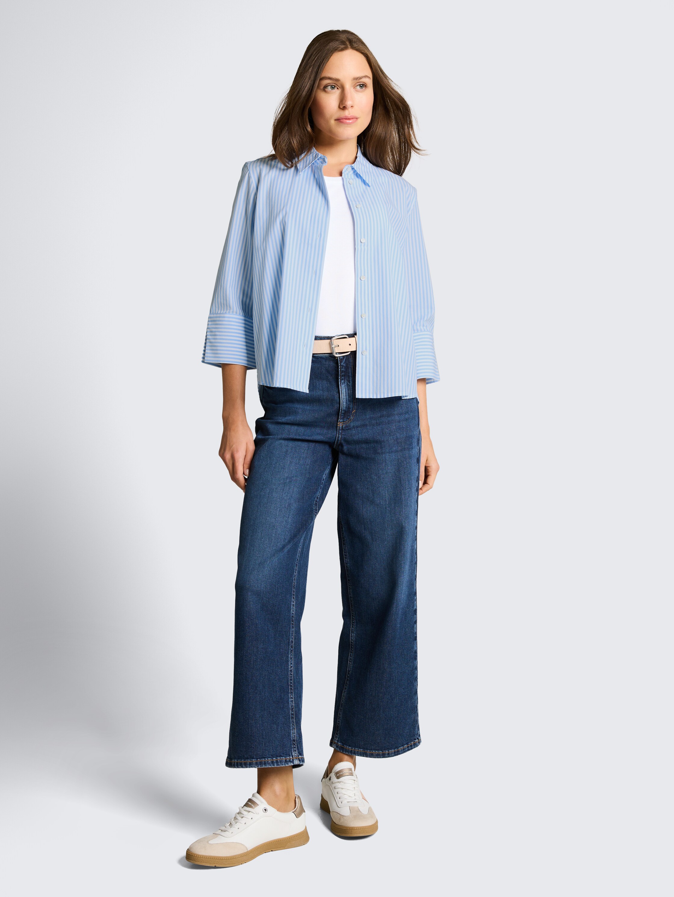 Popeline Hemdbluse mit 3/4-Arm - dreamy blue white small stripe - Model-Vorderansicht