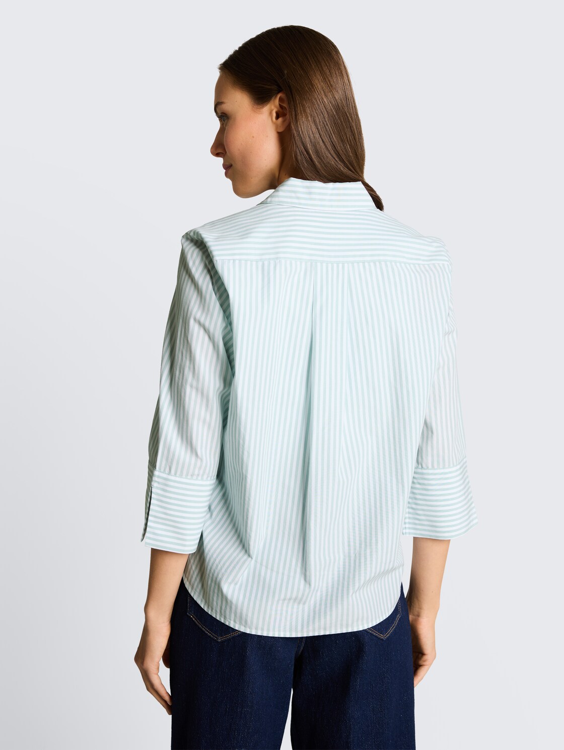 Popeline Hemdbluse mit 3/4-Arm - blue haze white thin stripe - Auschnitt Model-Rückansicht