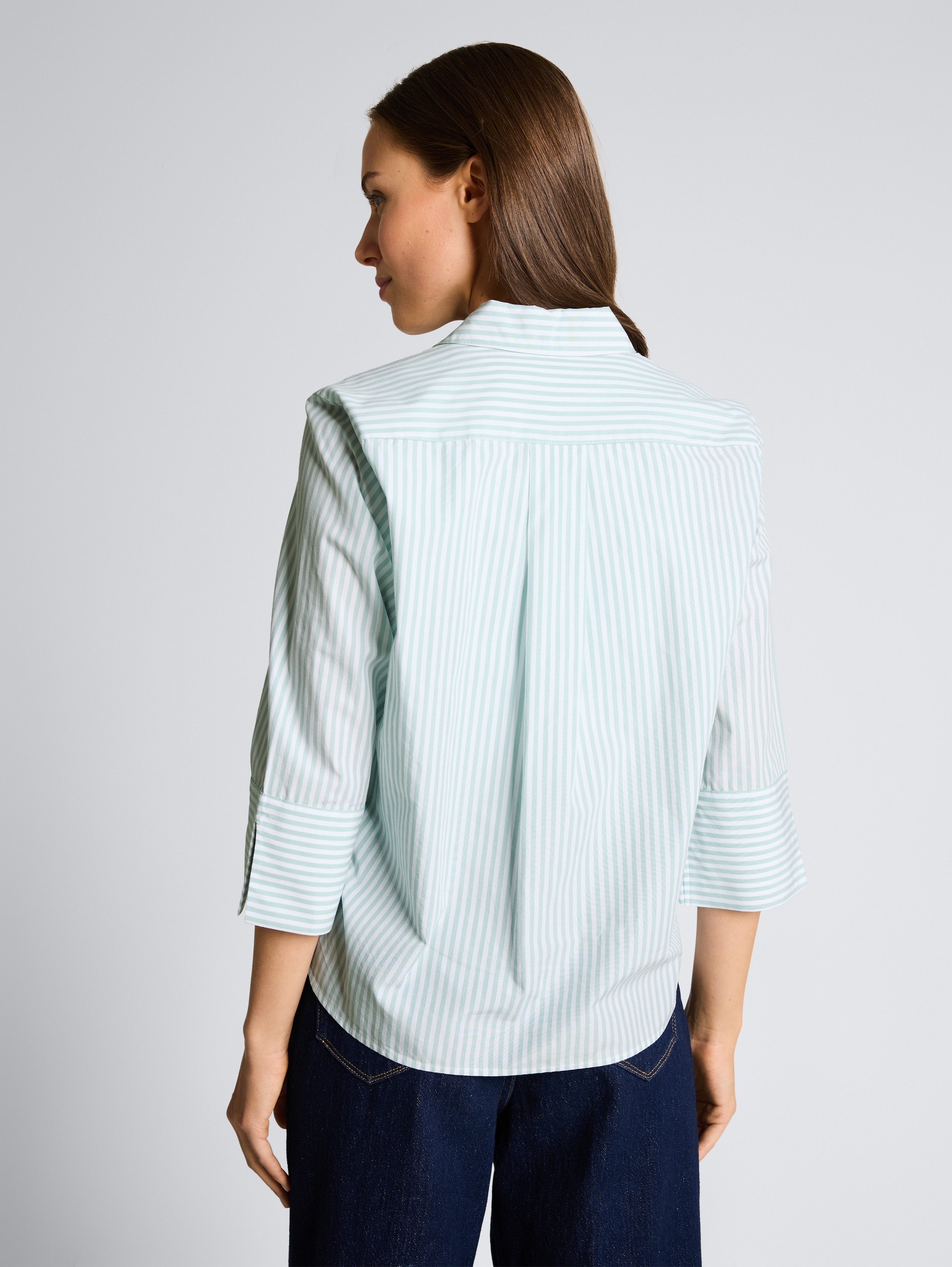 Popeline Hemdbluse mit 3/4-Arm - blue haze white thin stripe - Auschnitt Model-Rückansicht