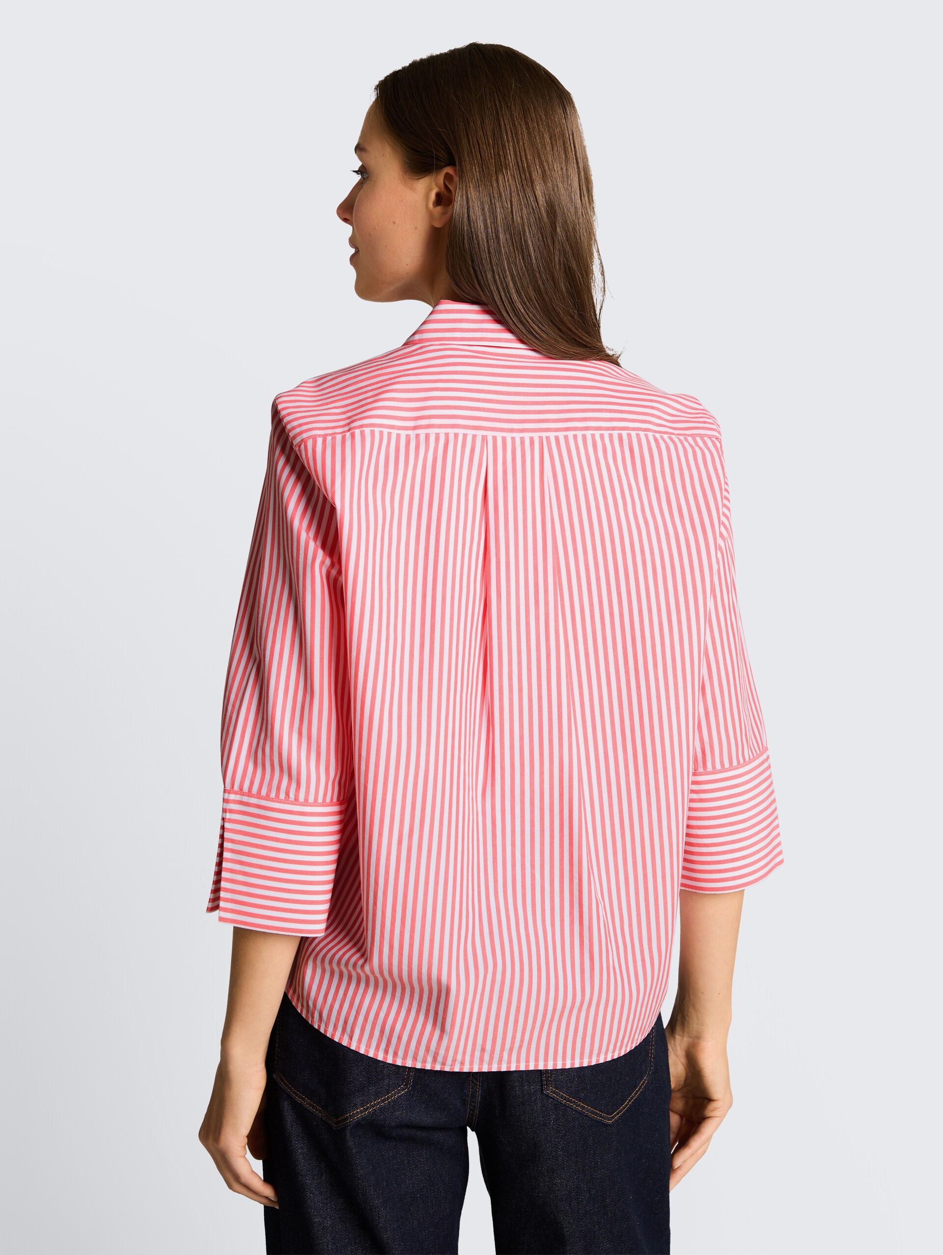 Popeline Hemdbluse mit 3/4-Arm - soft coral white thin stripe - Auschnitt Model-Rückansicht