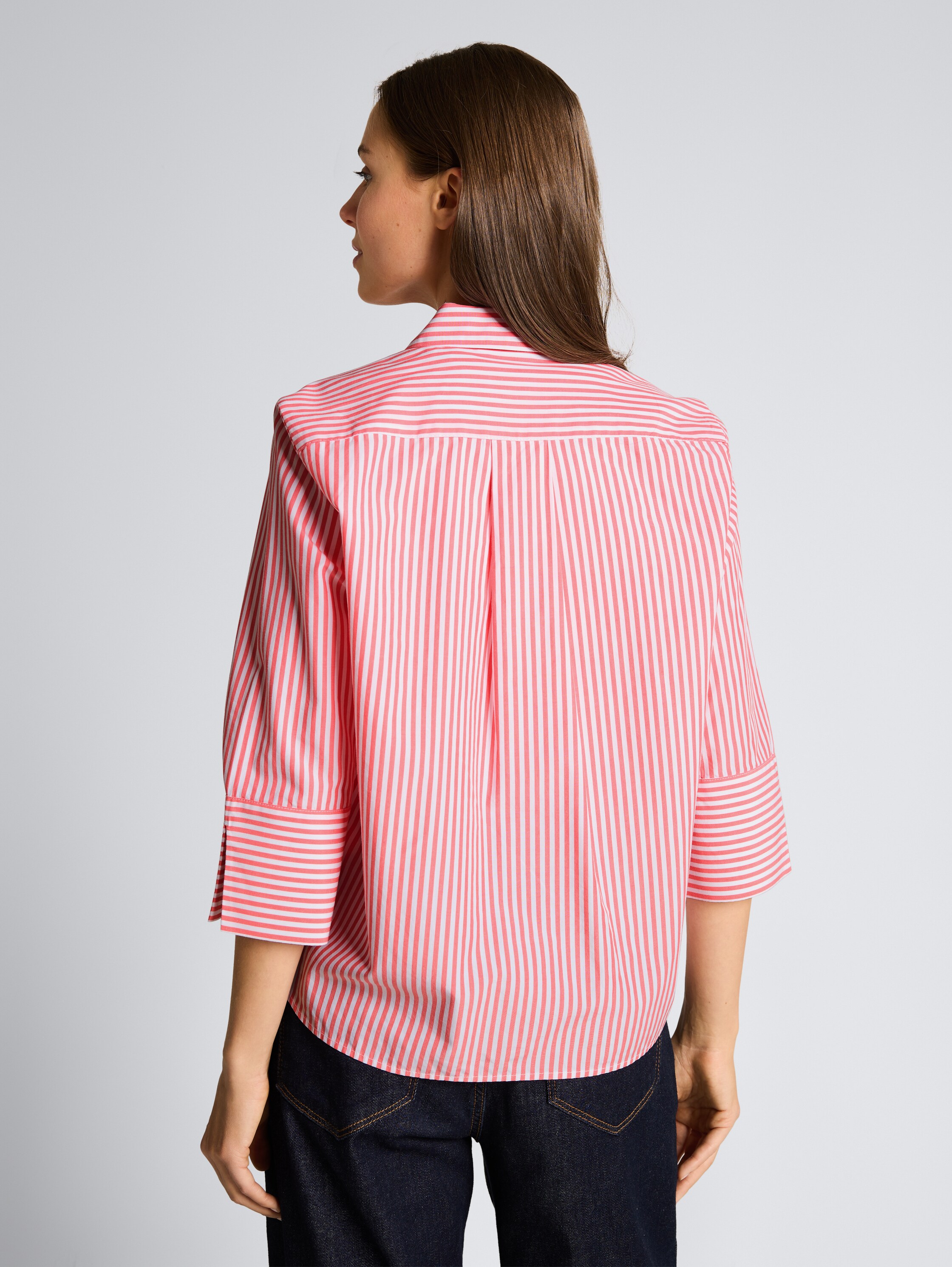 Popeline overhemdblouse met 3/4-mouwen - soft coral white thin stripe - Neklijn model-achteraanzicht