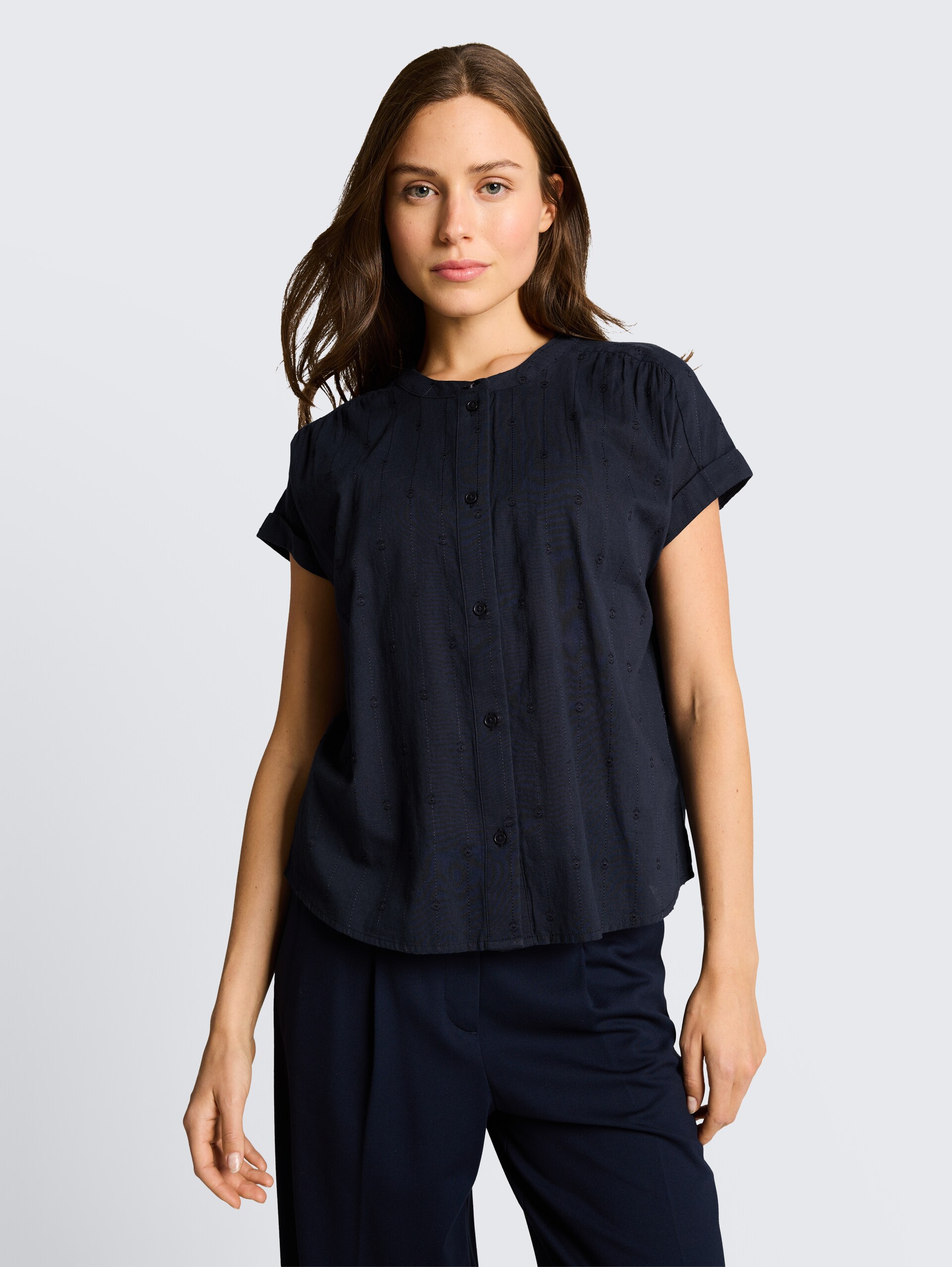 Loose Fit Bluse - sky captain blue - Ausschnitt Model-Vorderansicht