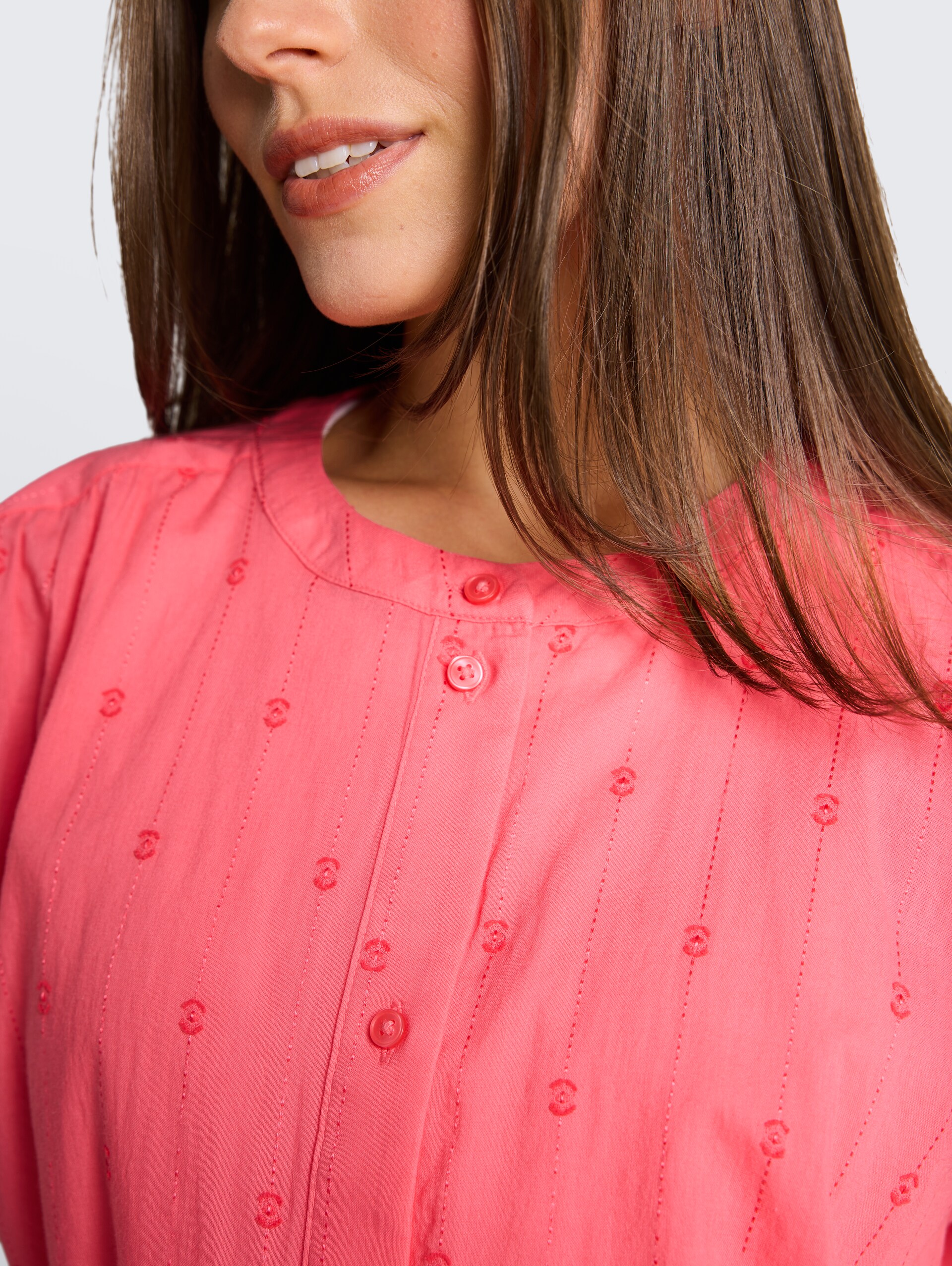 Loose Fit Bluse - soft coral pink - Detail-Model-Ansicht