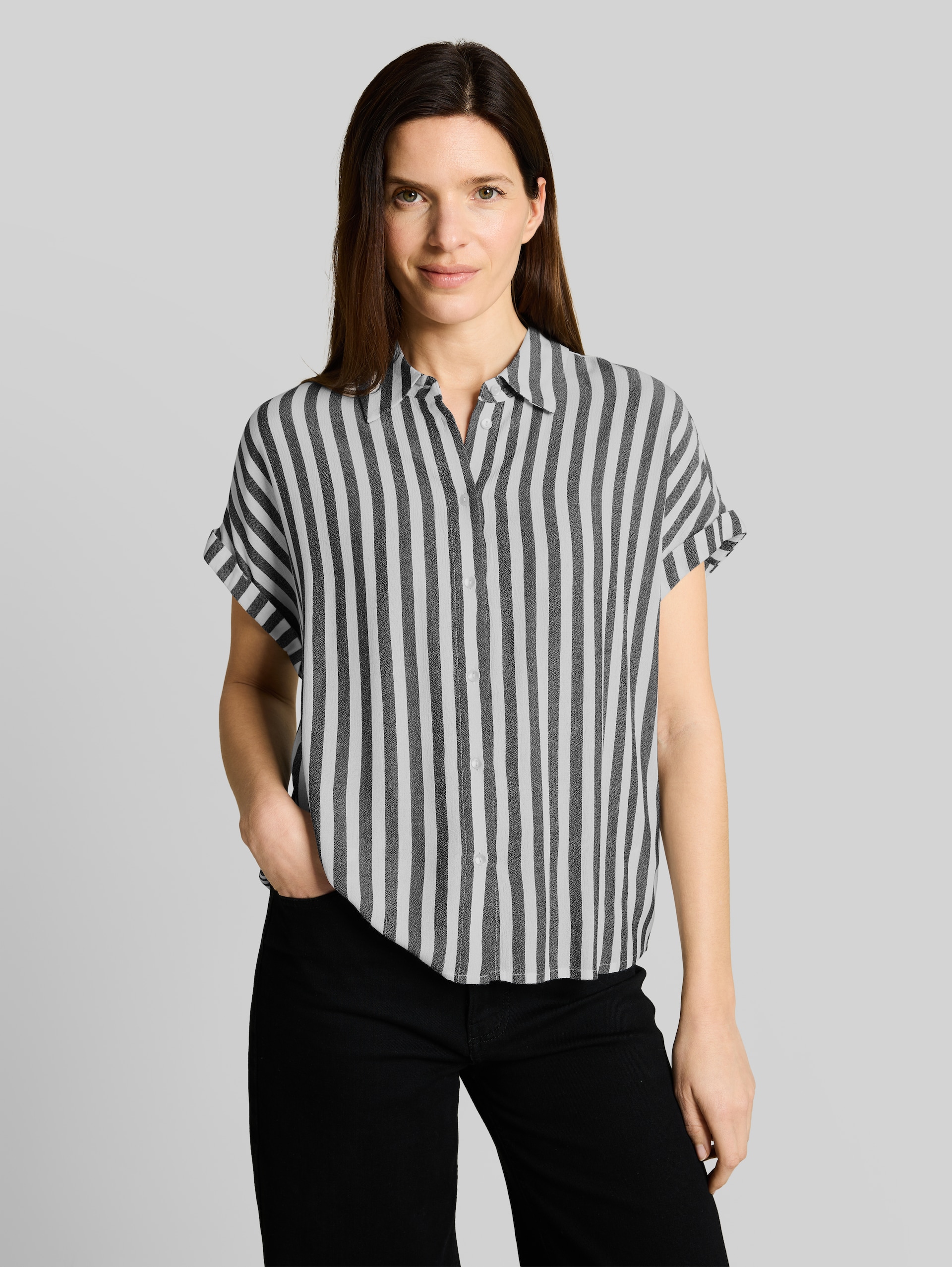 Loose Fit Bluse mit Streifen - navy stripe - Ausschnitt Model-Vorderansicht