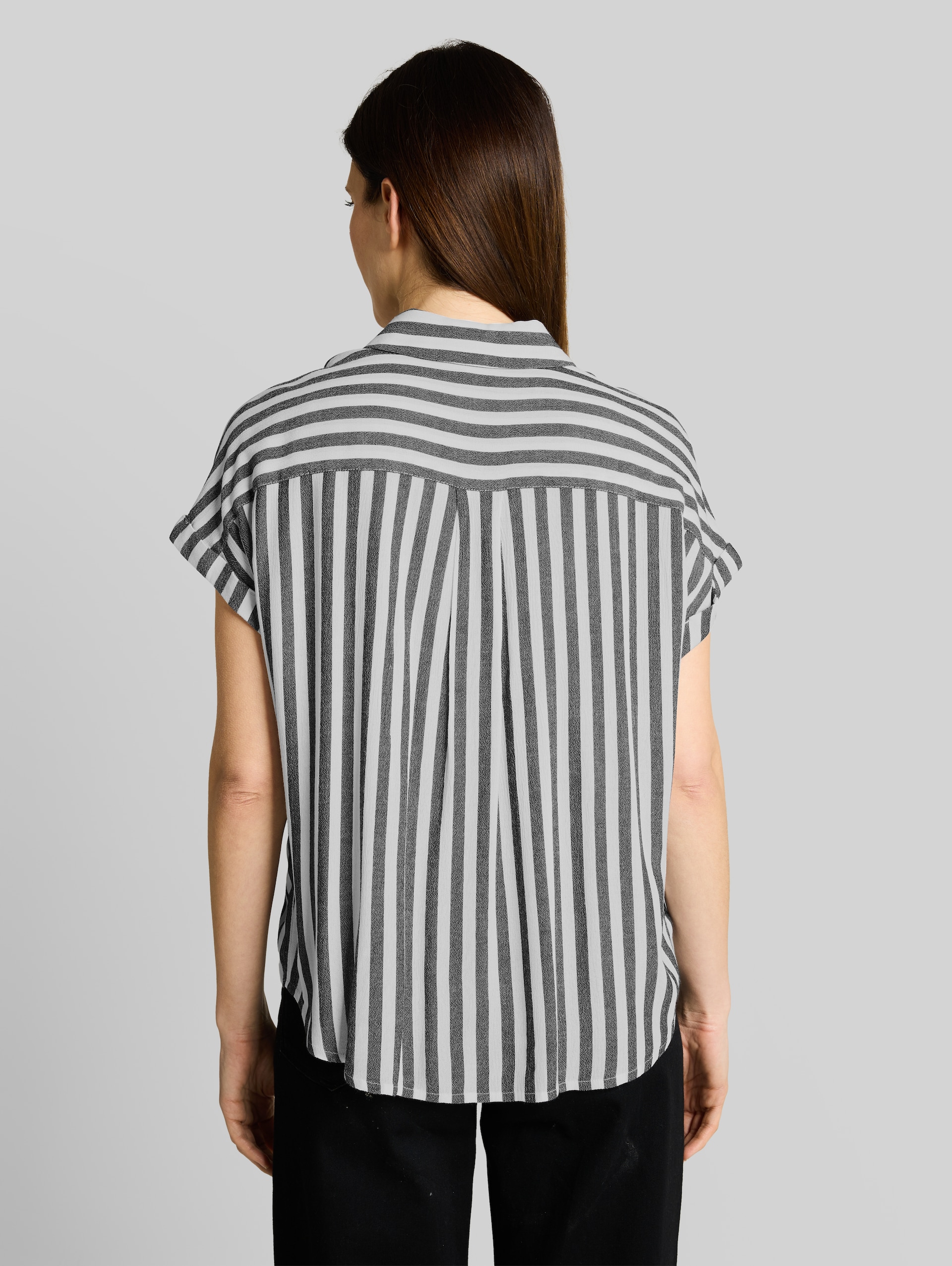 Loose Fit Bluse mit Streifen - navy stripe - Auschnitt Model-Rückansicht