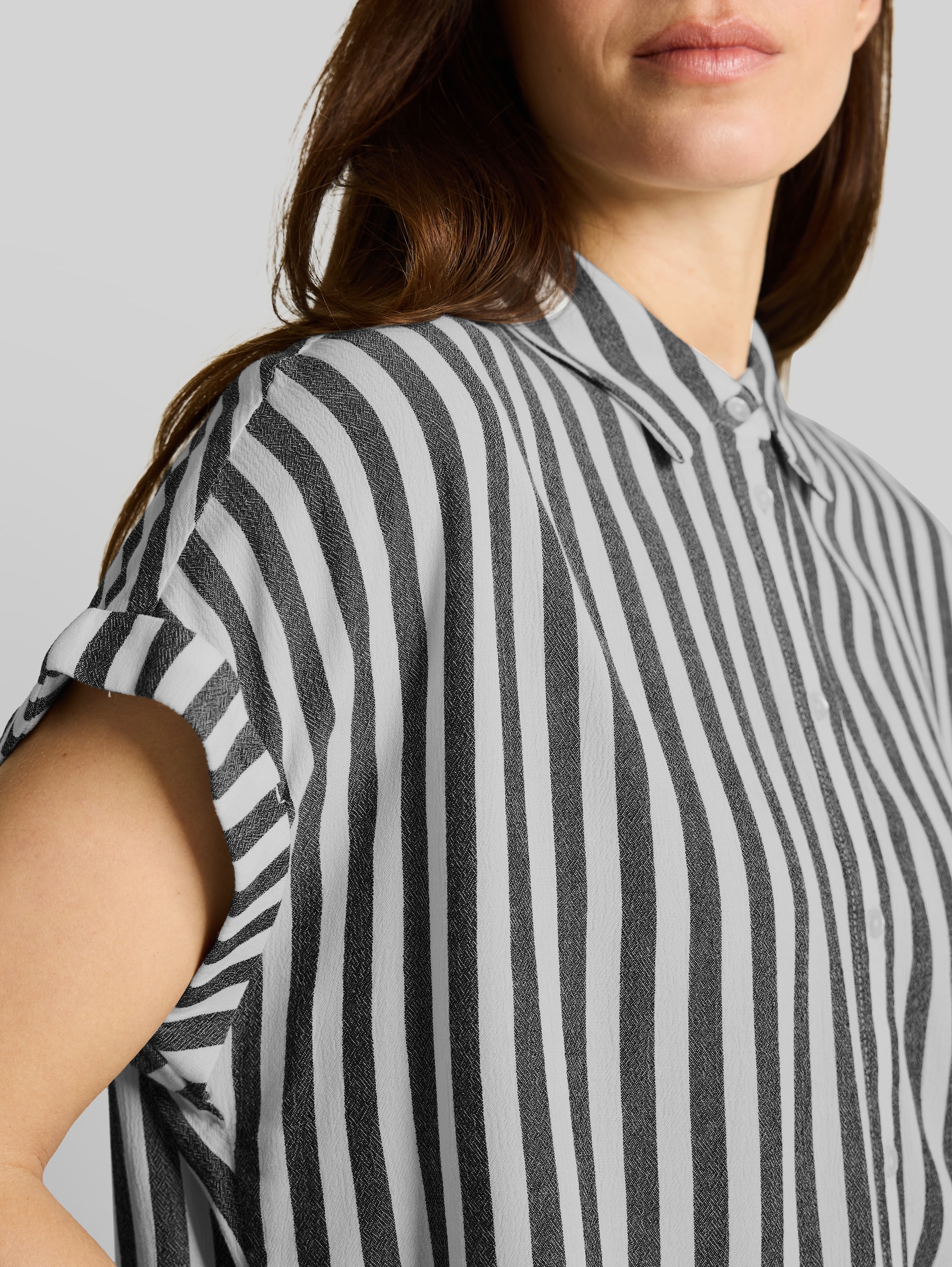 Loose Fit Bluse mit Streifen - navy stripe - Detail-Model-Ansicht