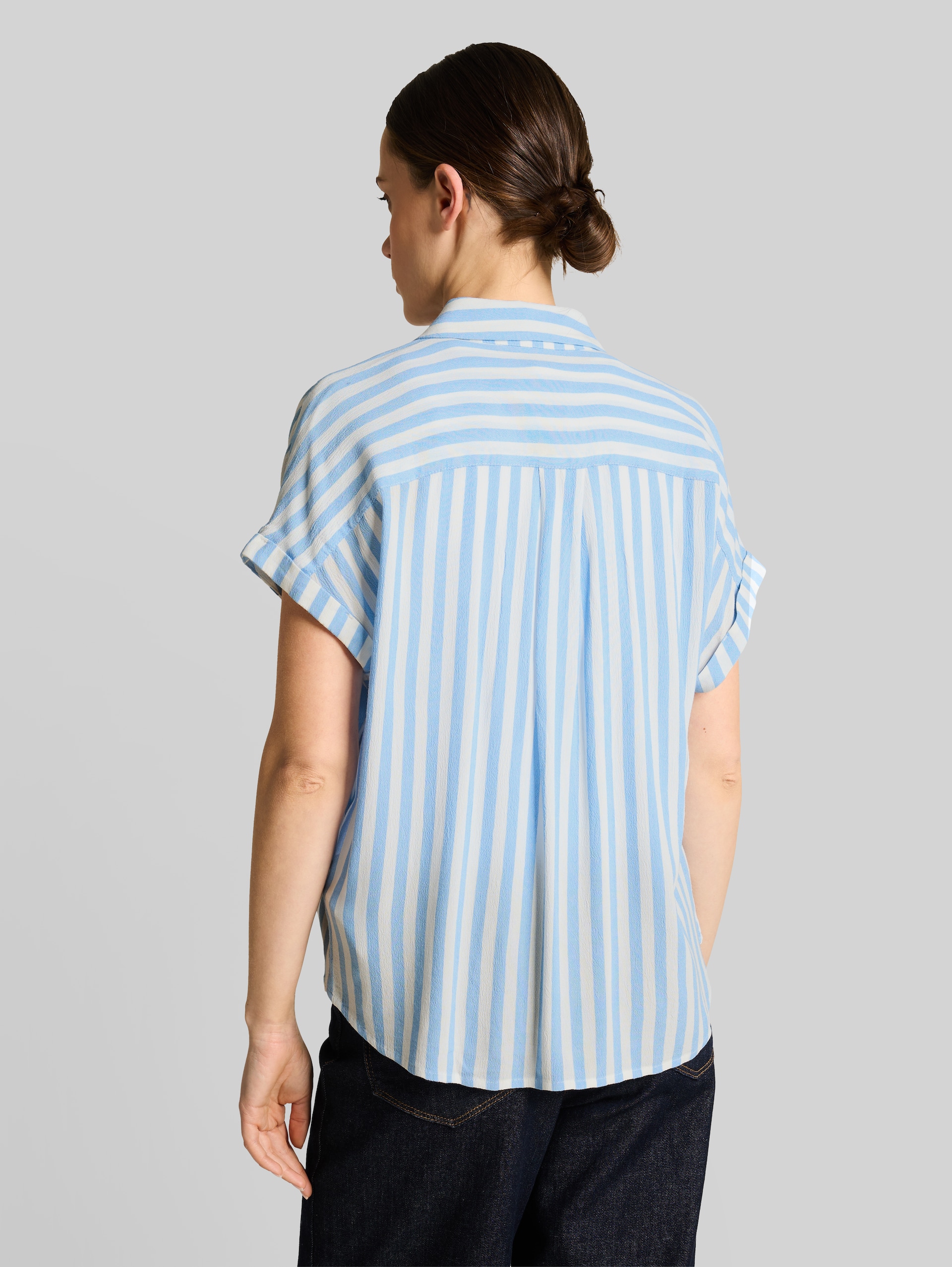 Loose Fit Bluse mit Streifen - light fjord blue stripe - Auschnitt Model-Rückansicht