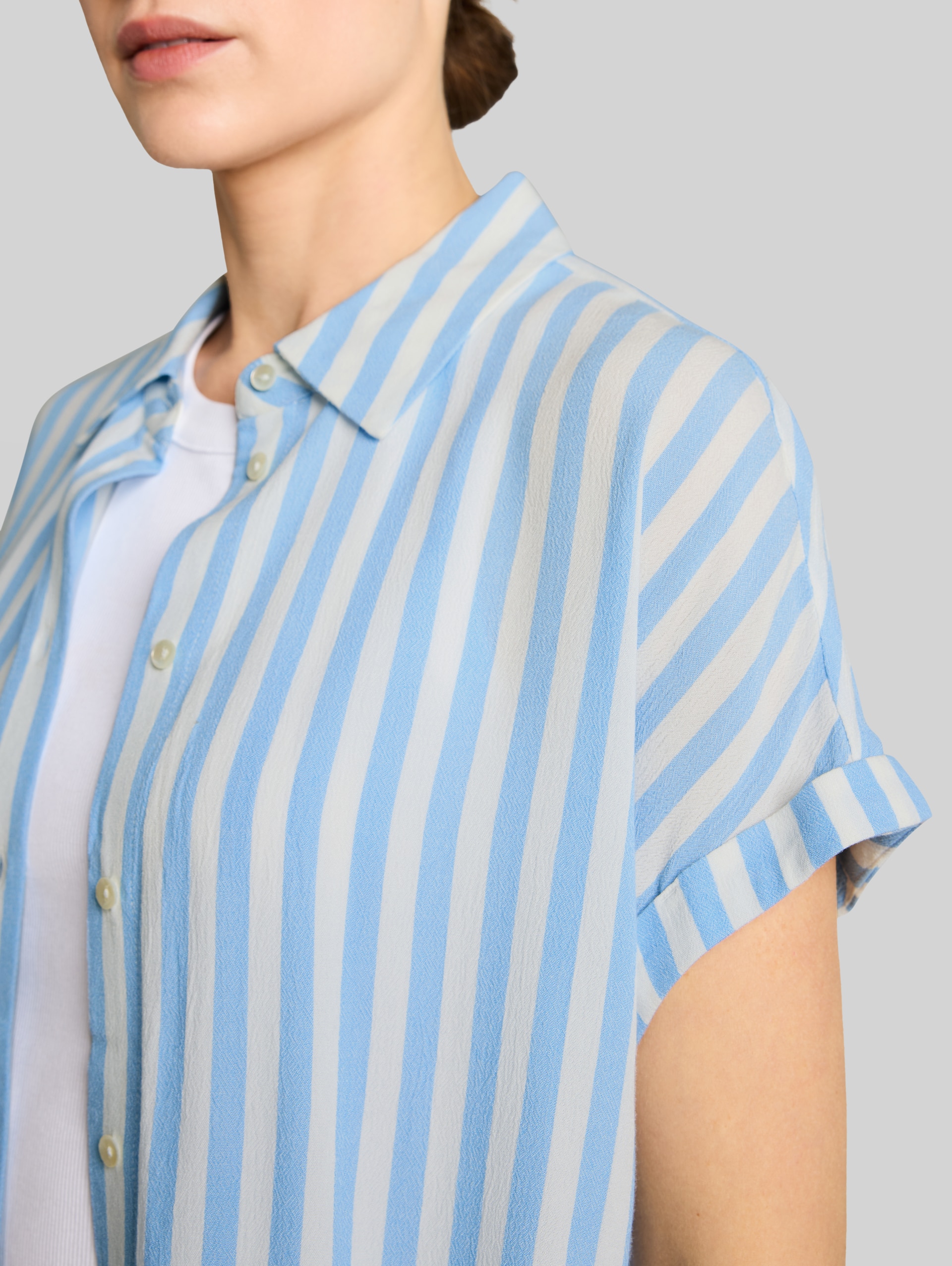 Loose Fit Bluse mit Streifen - light fjord blue stripe - Detail-Model-Ansicht