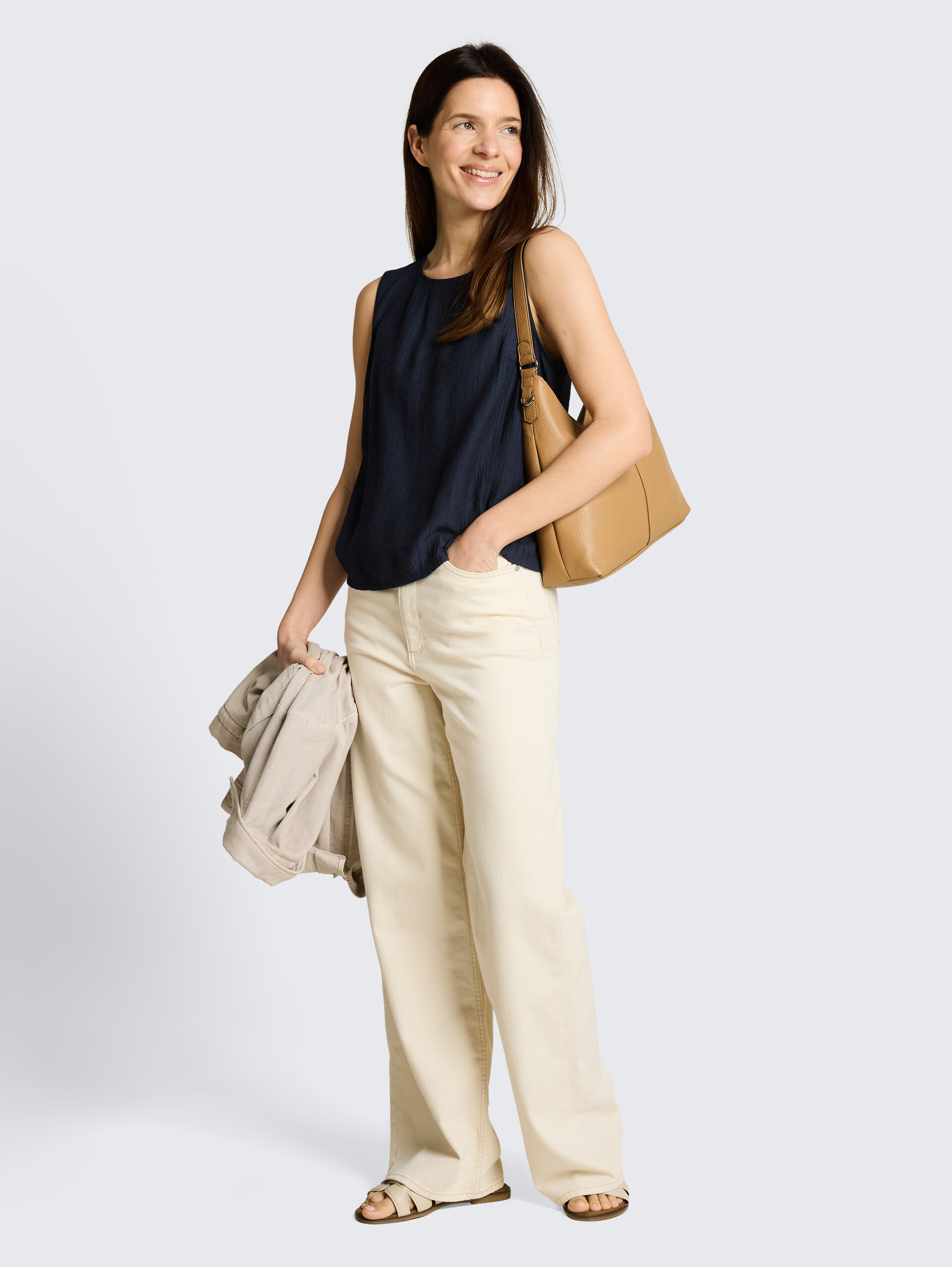 Crêpe blouse met ronde hals - sky captain blue - Model vooraanzicht
