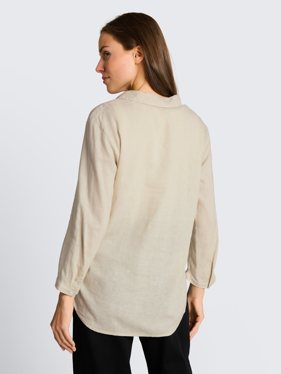 Overhemdblouse met linnen - sand stone beige - Neklijn model-achteraanzicht