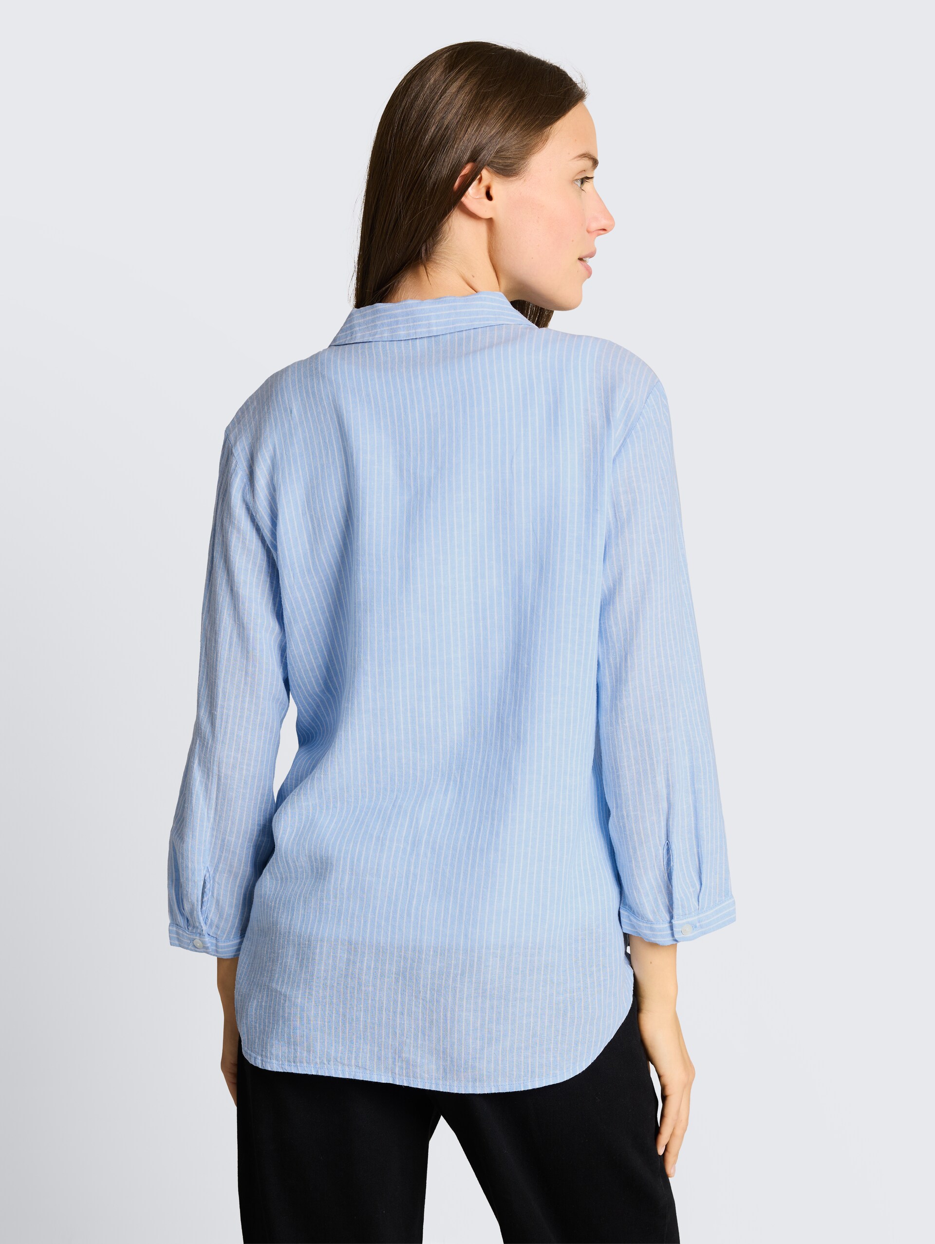 Hemdbluse mit Leinenanteil - fjord blue irregular stripe - Auschnitt Model-Rückansicht