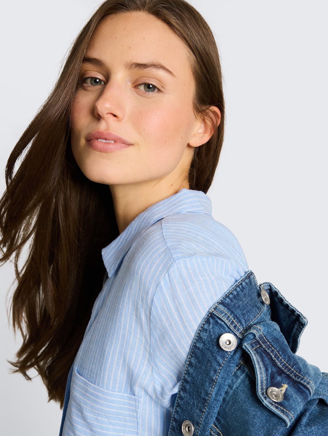 Hemdbluse mit Leinenanteil - fjord blue irregular stripe - Detail-Model-Ansicht