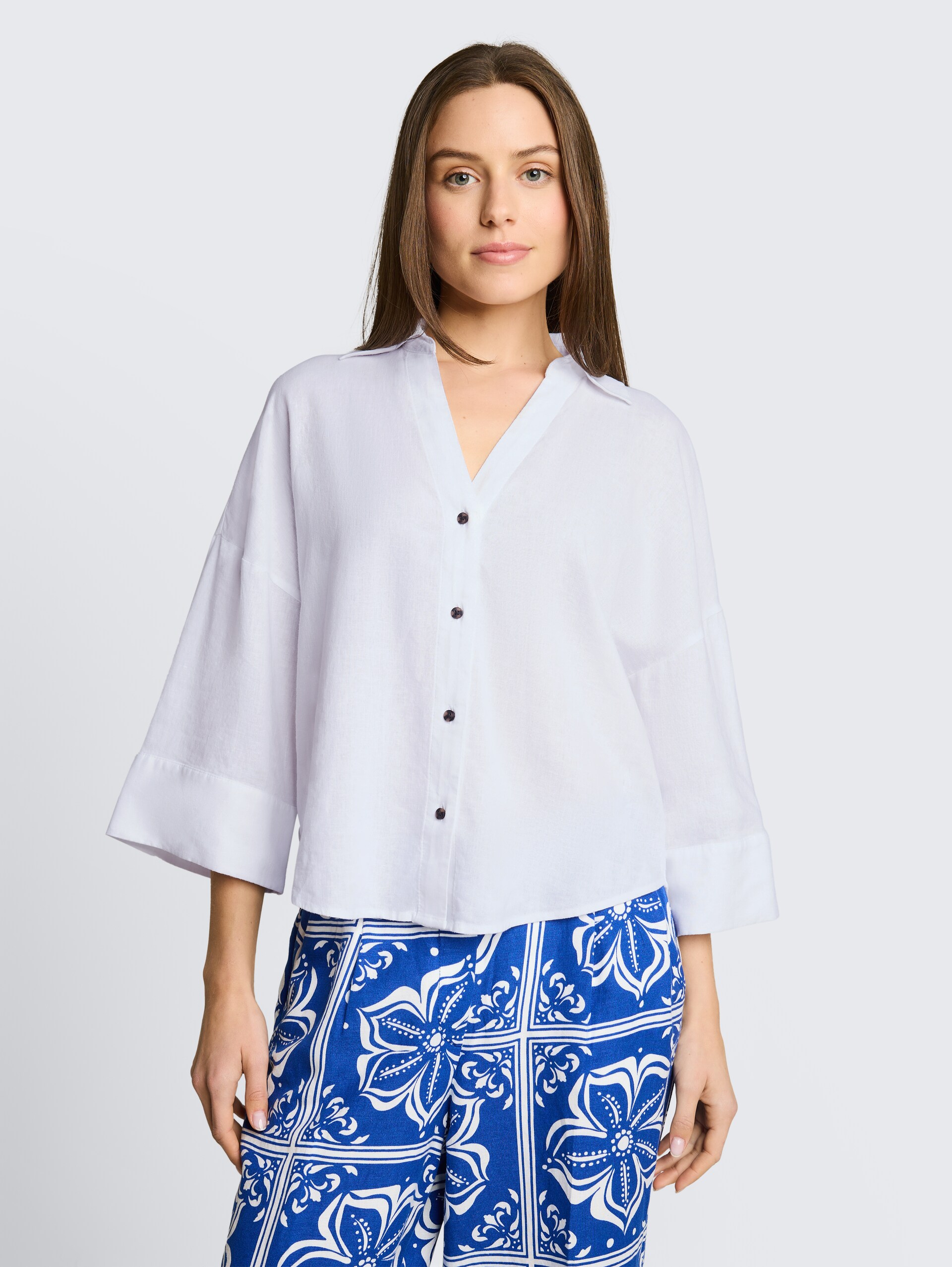 Oversized blouse met linnen - White - Nek model vooraanzicht