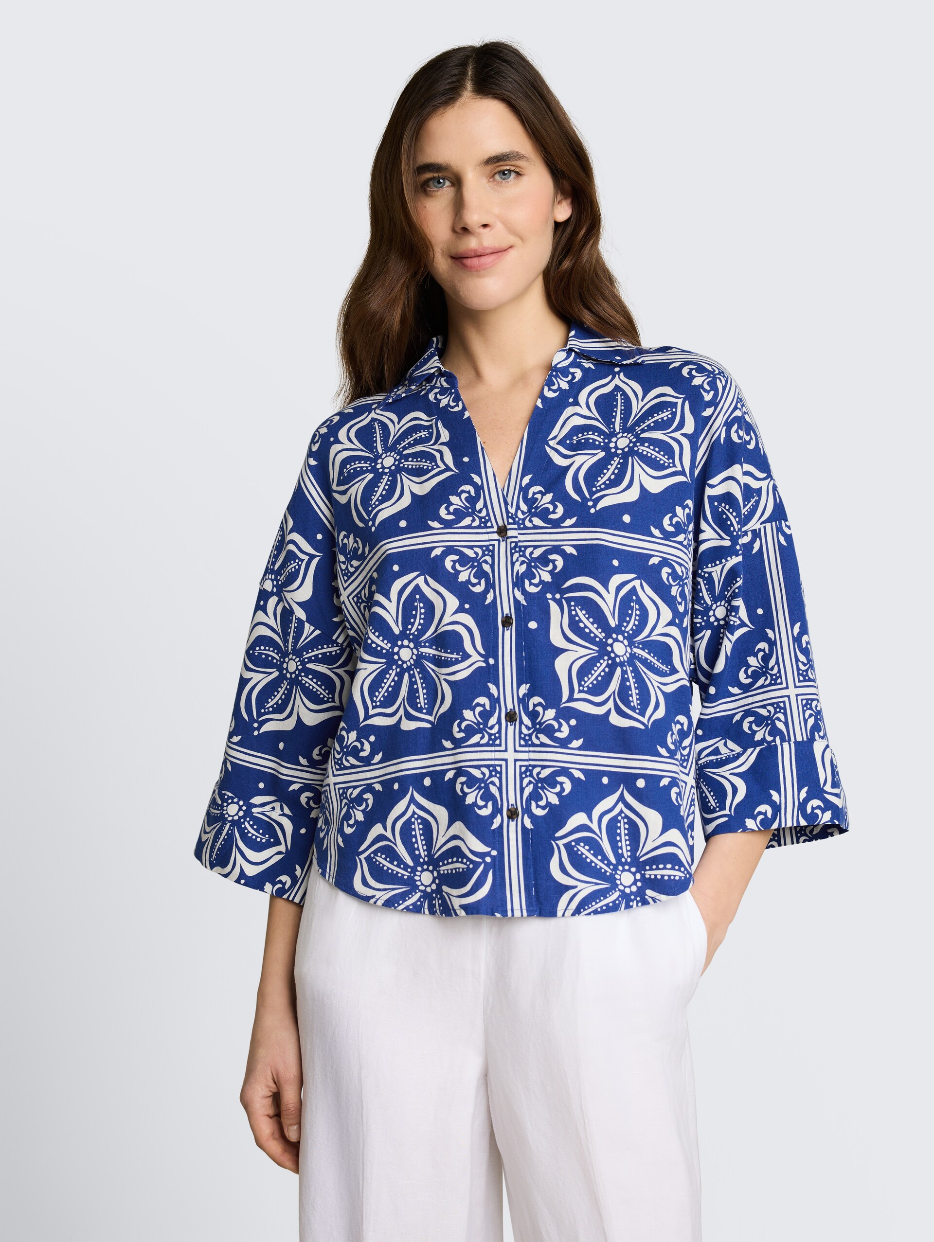 Oversized blouse met linnen - blue flower tile design - Nek model vooraanzicht