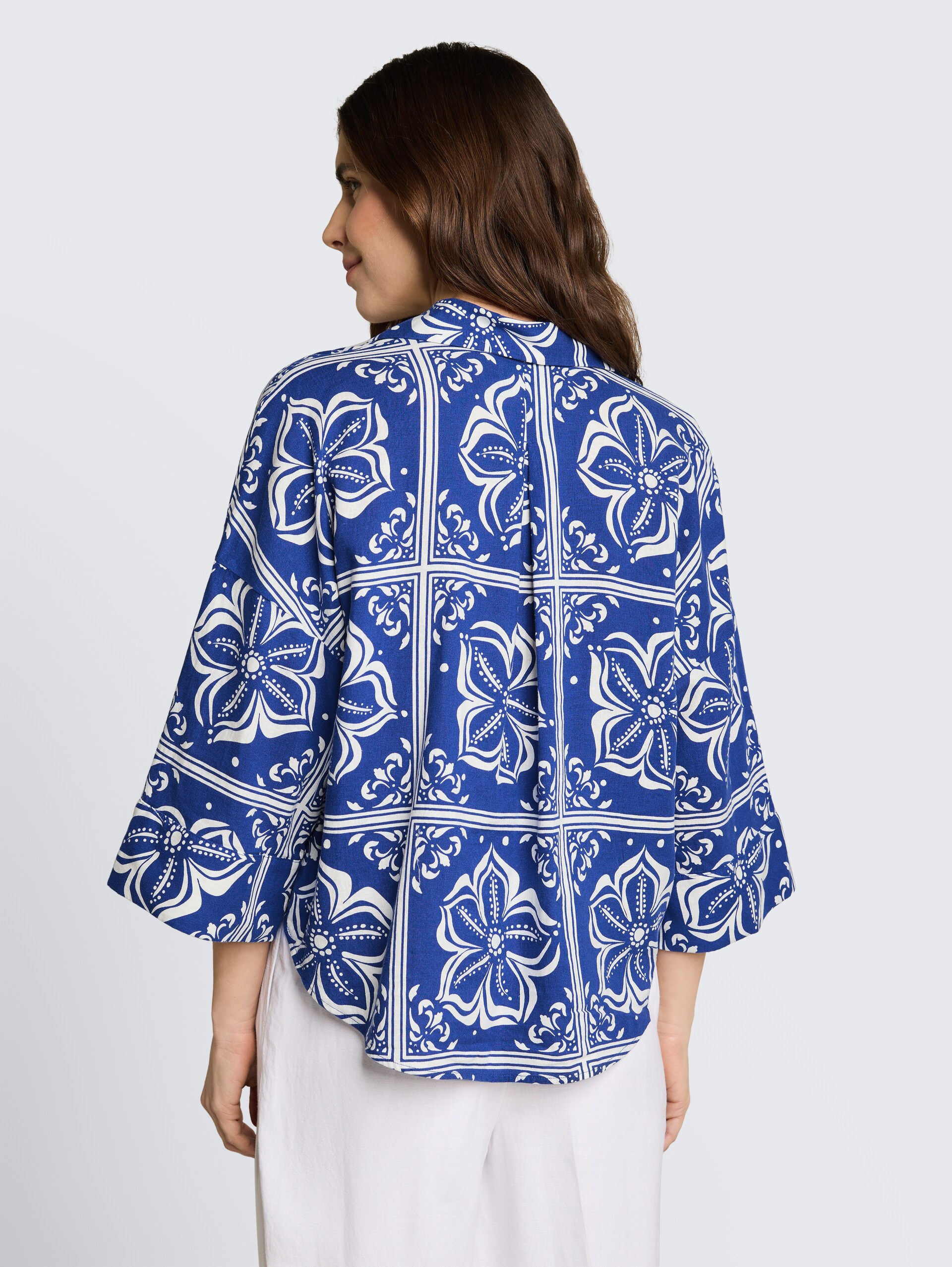 Oversized blouse met linnen - blue flower tile design - Neklijn model-achteraanzicht