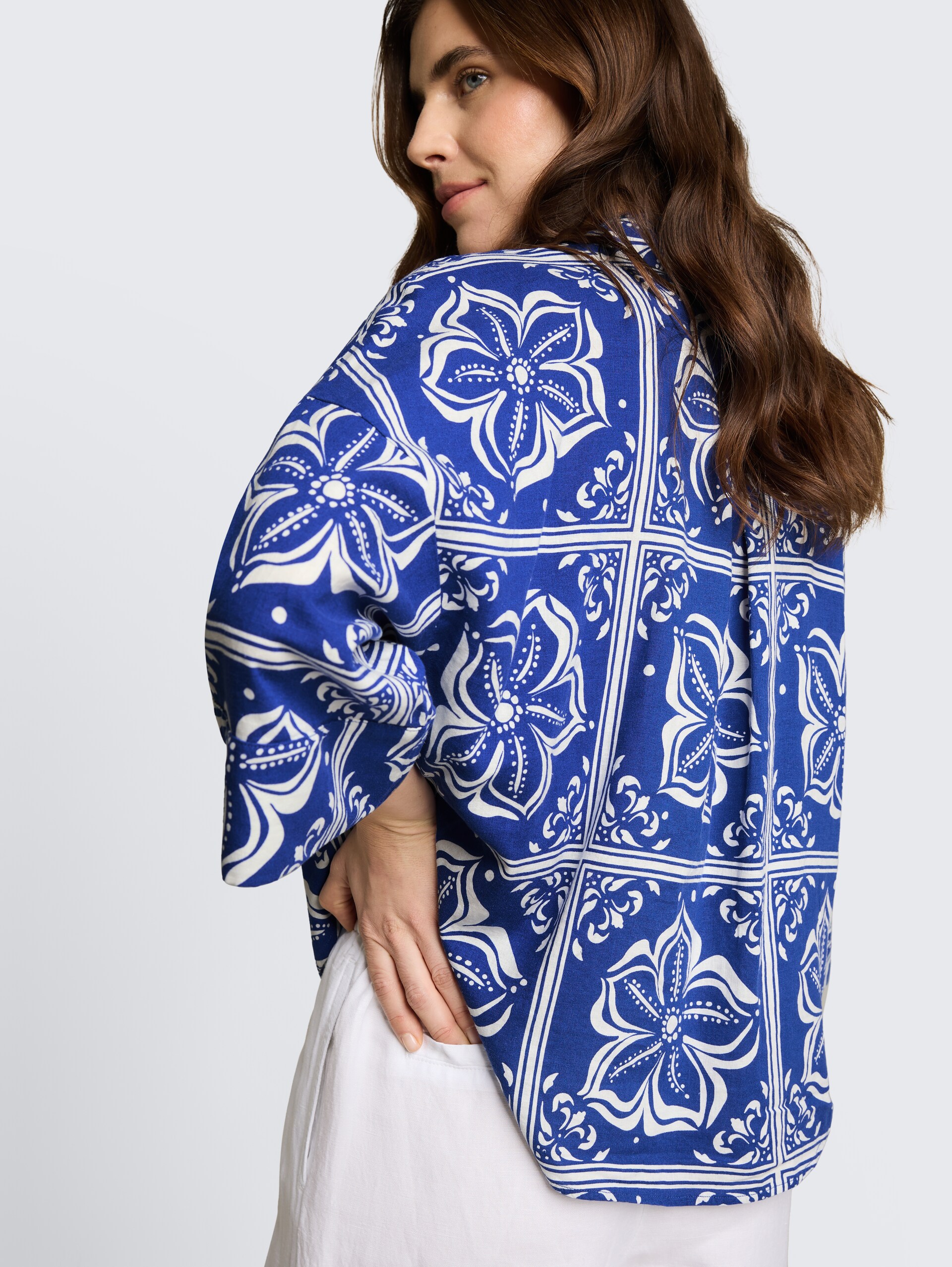 Oversized blouse met linnen - blue flower tile design - Detailaanzicht model
