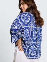 Blouse oversize avec une touche de lin - blue flower tile design - Vue détaillée du modèle