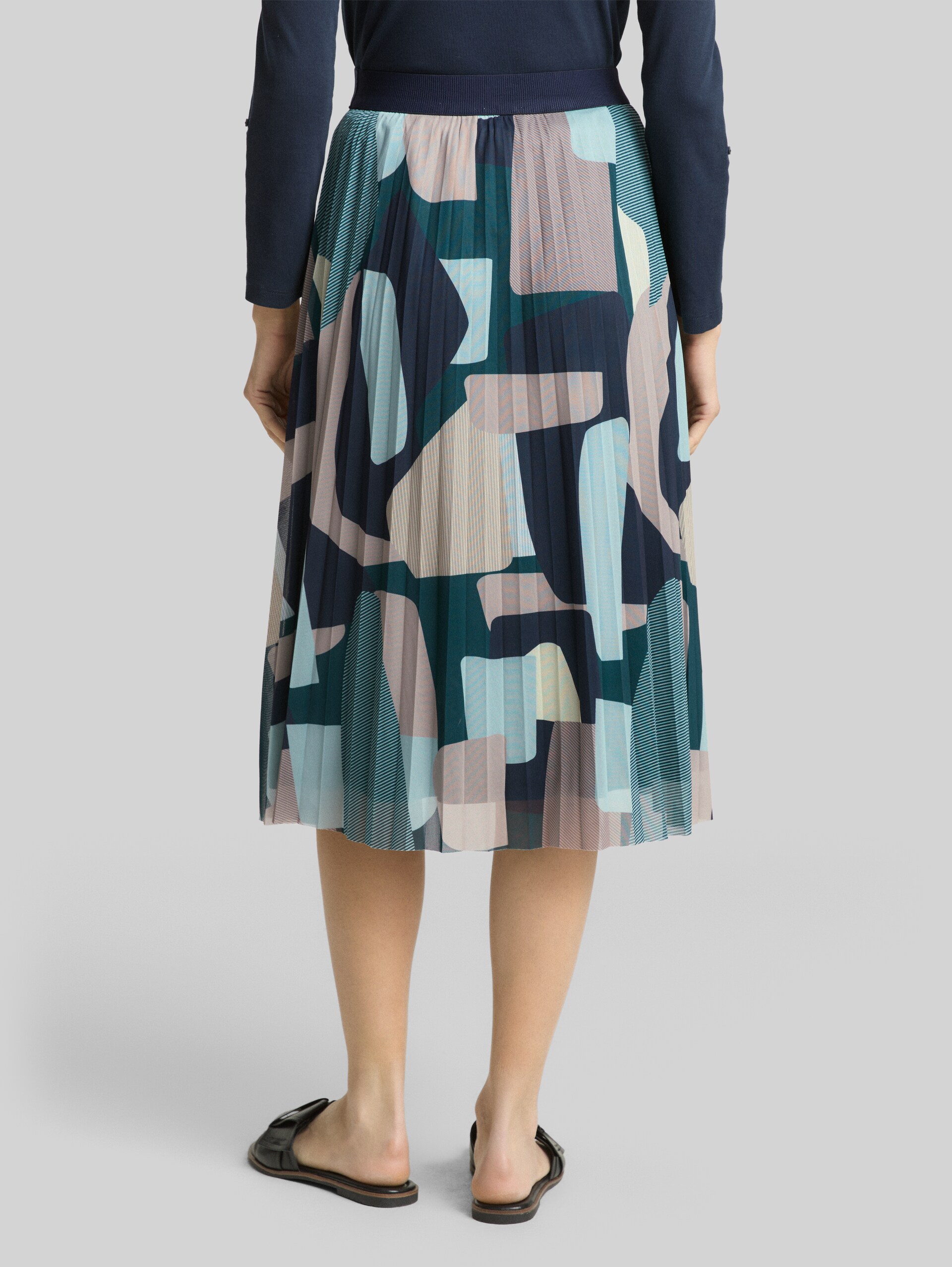 Midi-Meshrock mit Muster - abstract stripe print - Auschnitt Model-Rückansicht