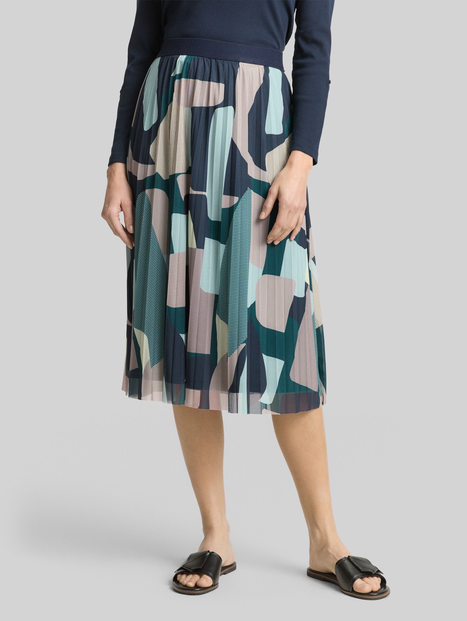 Midi-Meshrock mit Muster - abstract stripe print - Ausschnitt Model-Vorderansicht